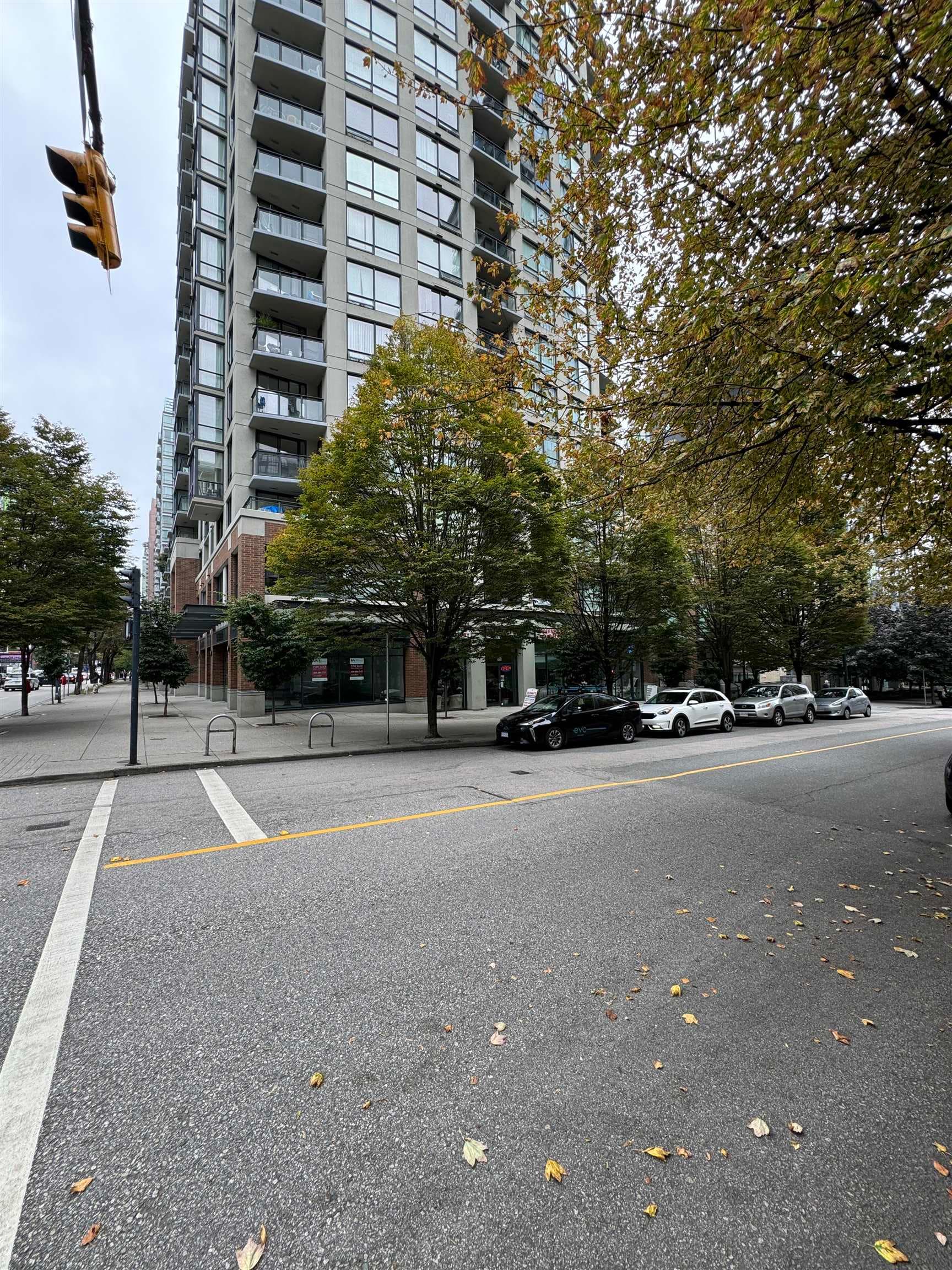 585 HELMCKEN STREET — photo 2