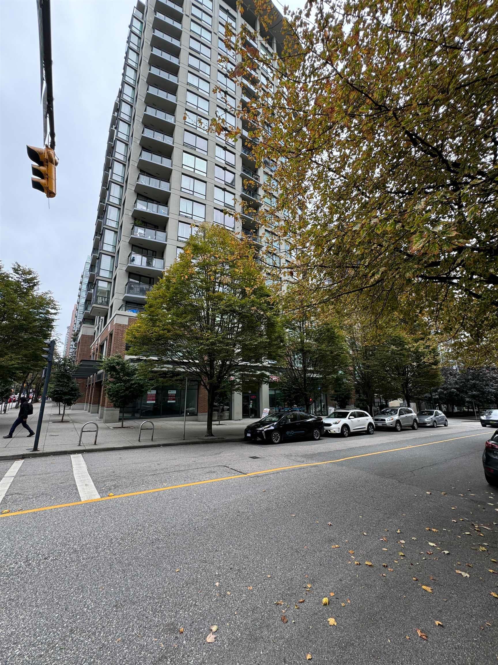 585 HELMCKEN STREET — photo 3