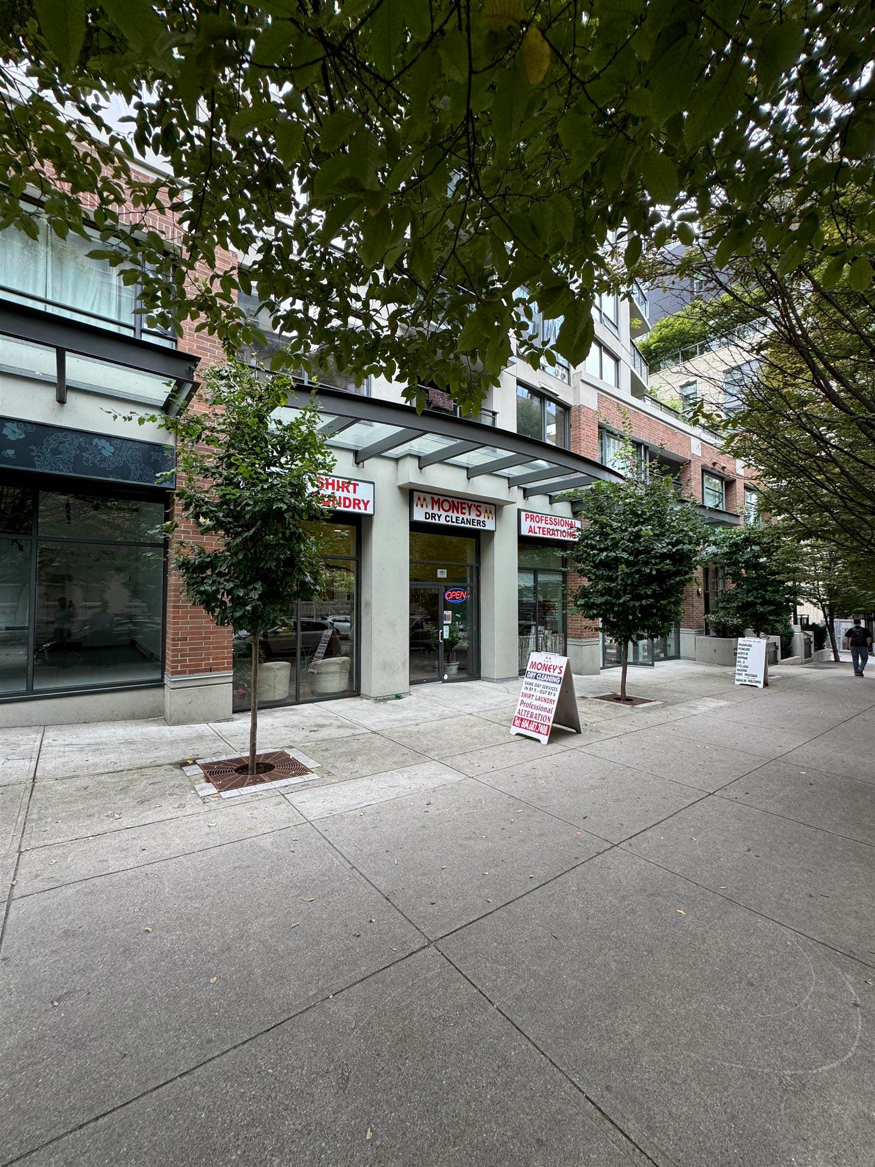 585 HELMCKEN STREET — photo 1