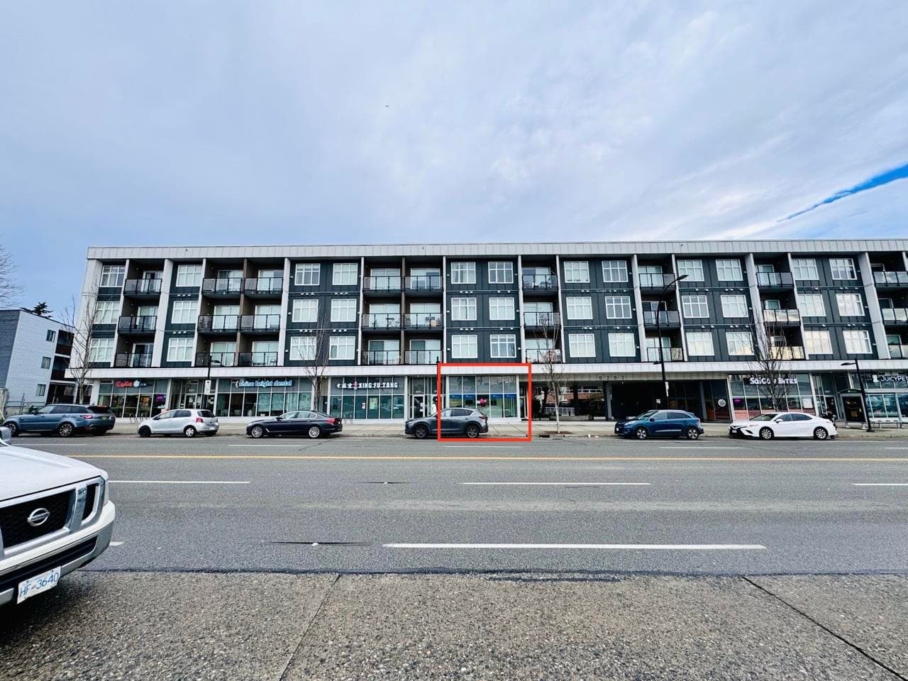 105 6281 KINGSWAY — photo 1