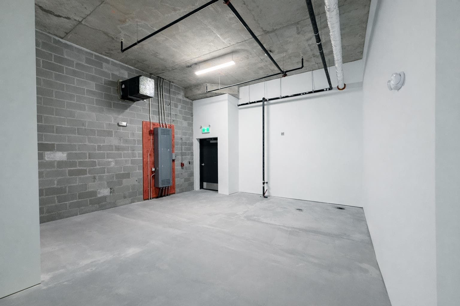 2851 COMMERCIAL DRIVE — photo 3