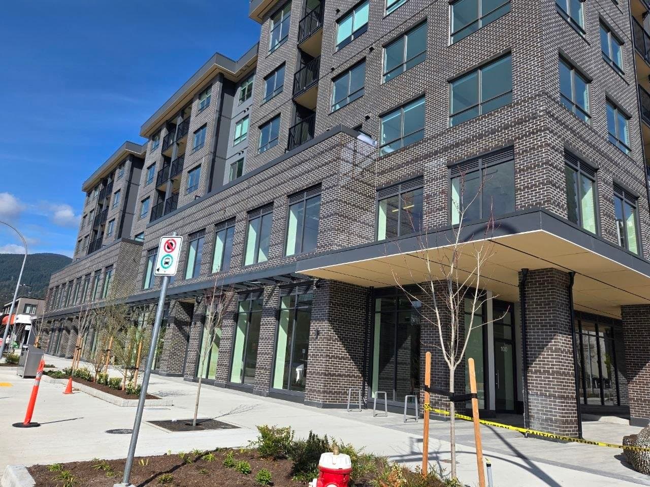 235 1712 LONSDALE AVENUE — photo 4