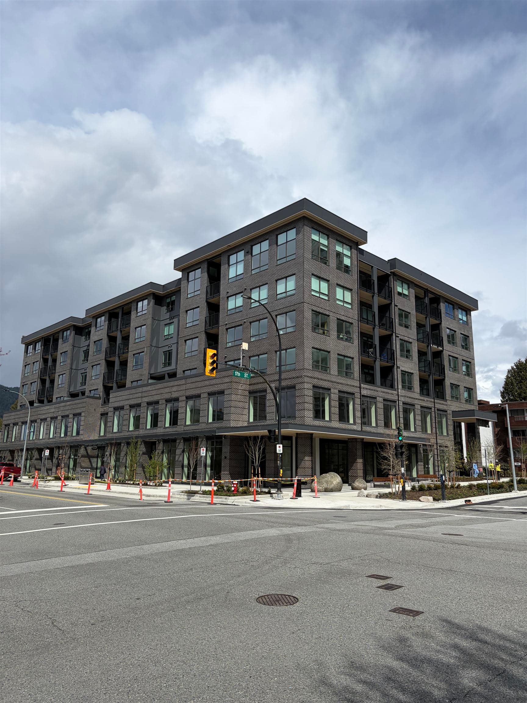 1708 LONSDALE AVENUE — photo 1