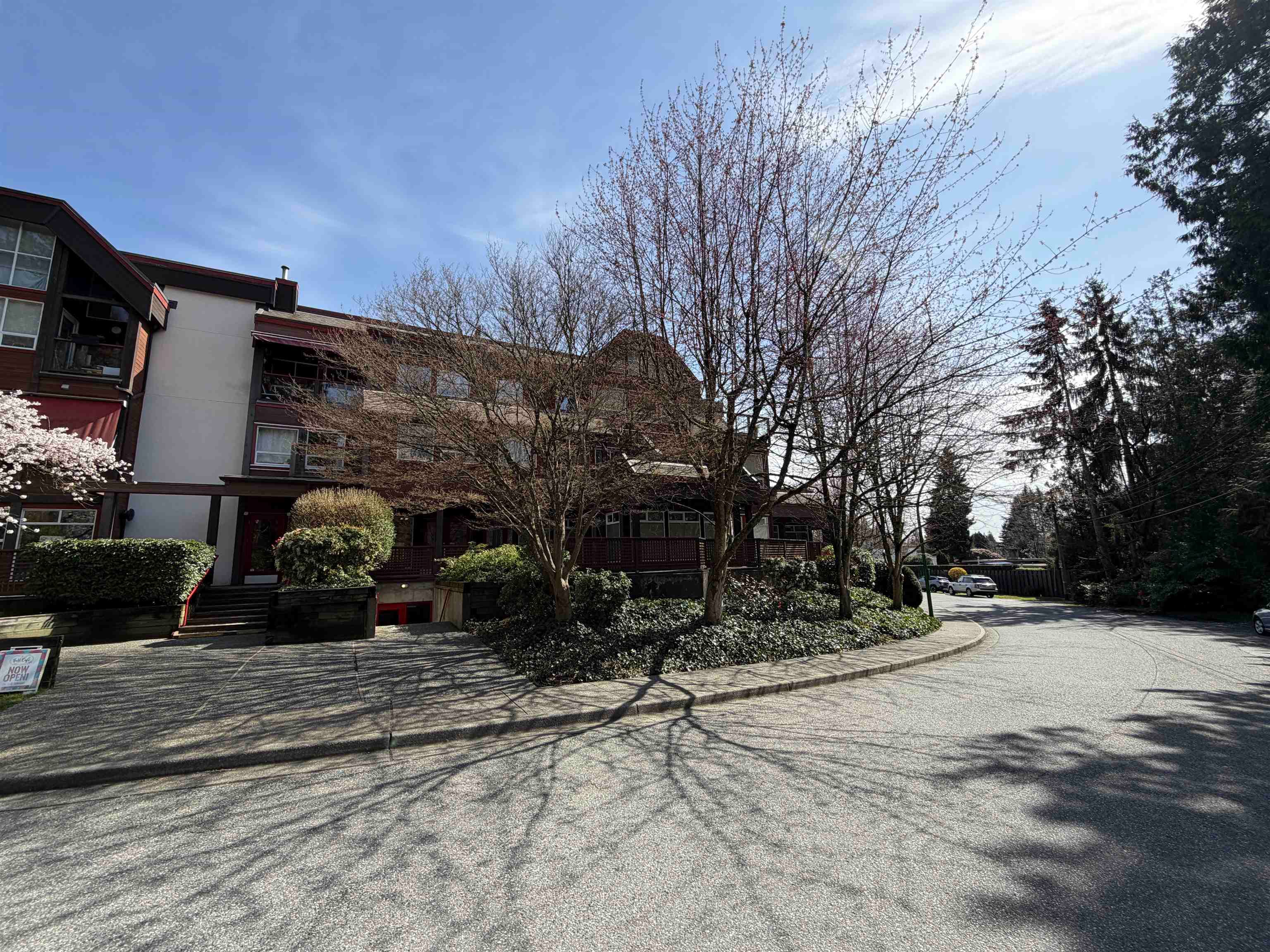 117 117A-3721 DELBROOK AVENUE — photo 2