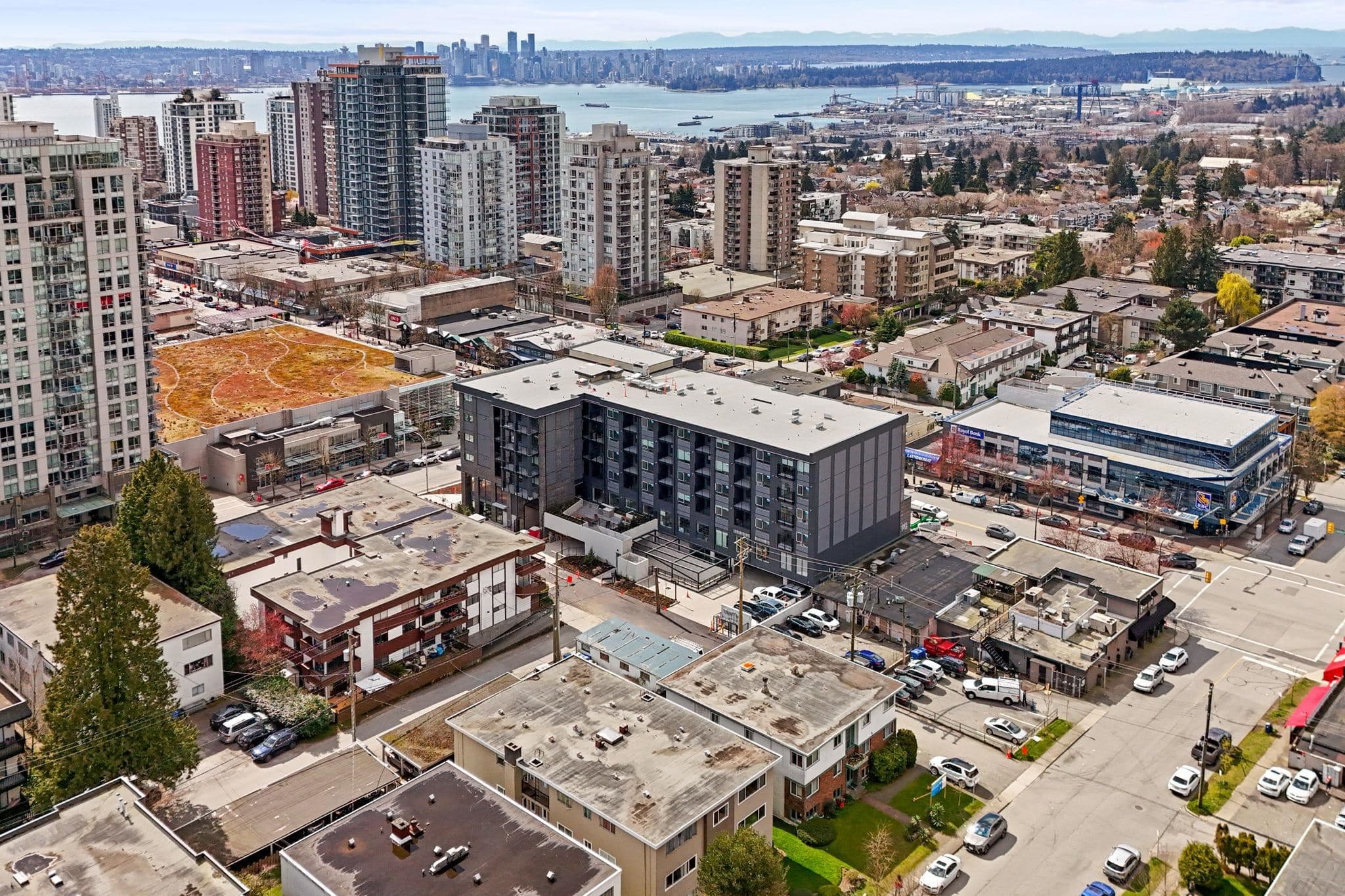 215 1740 LONSDALE AVENUE — photo 1