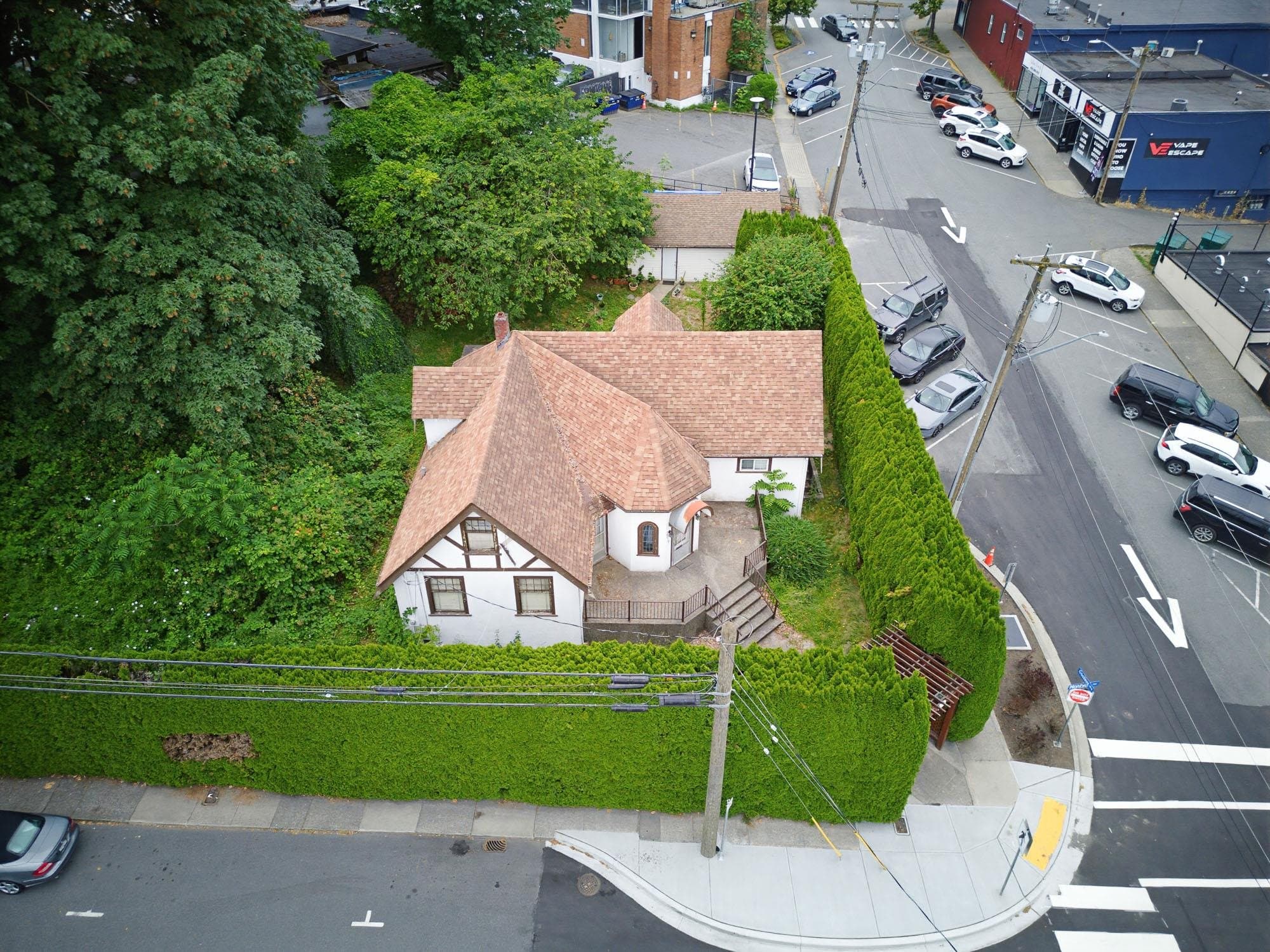 2517 MONTVUE AVENUE — photo 1