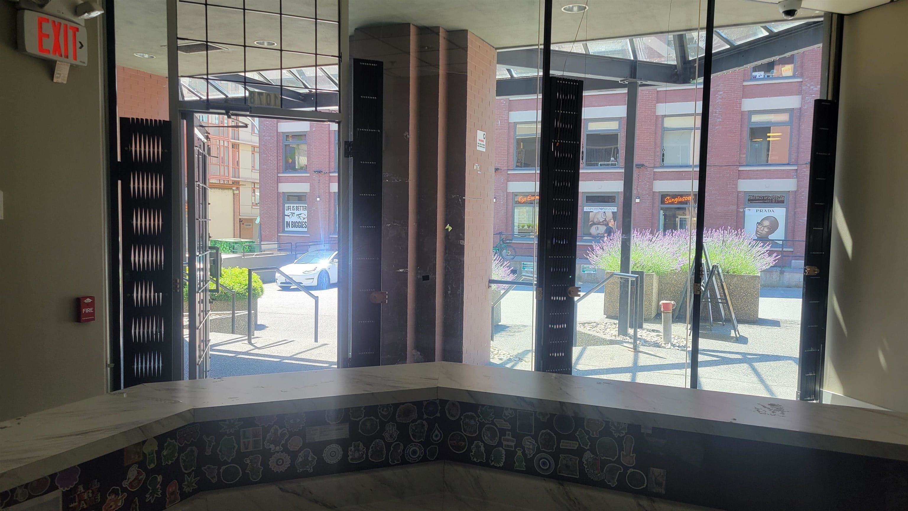 1078 MAINLAND STREET — photo 1