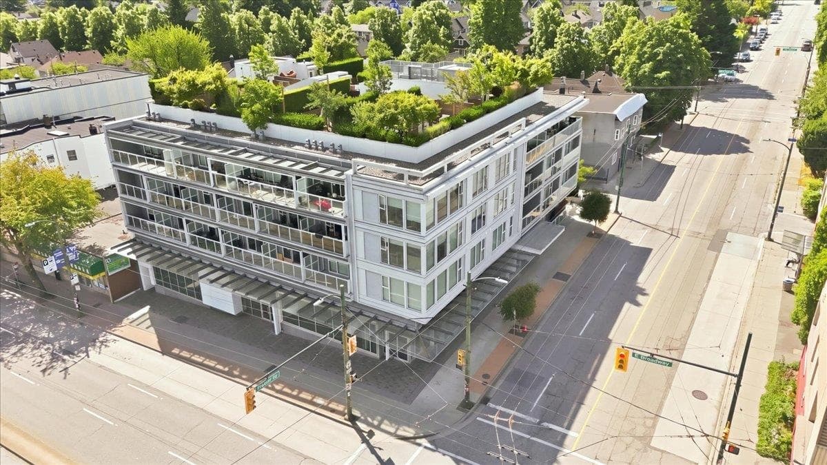 2502 FRASER STREET — photo 2