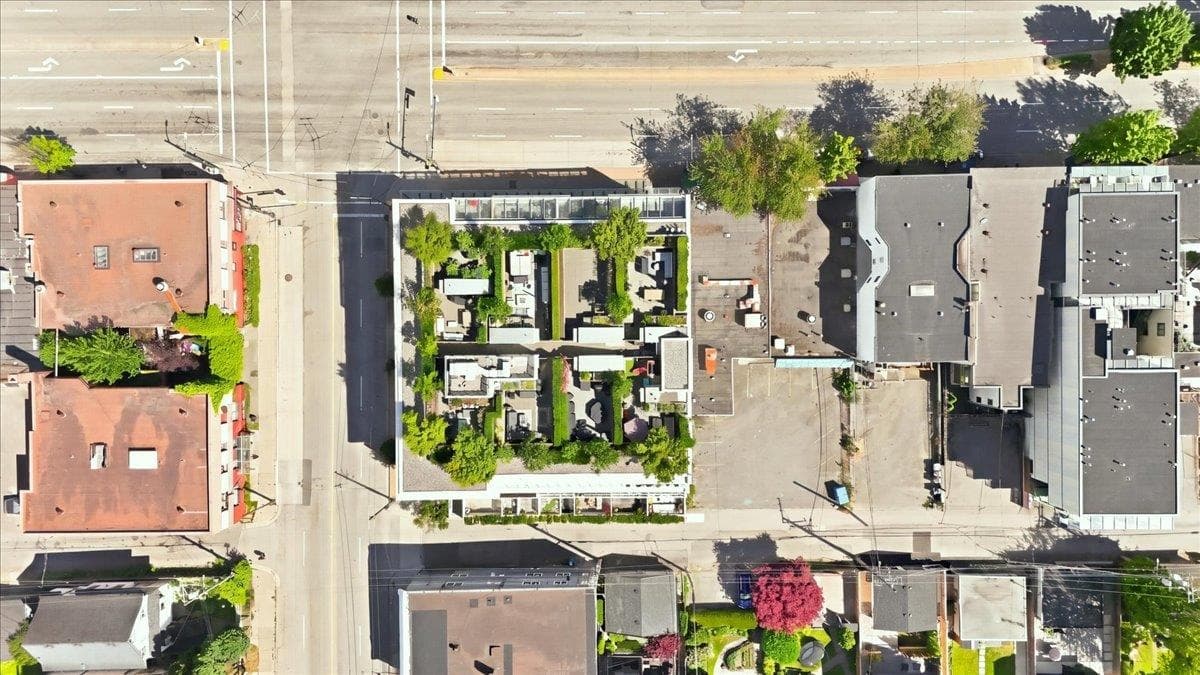 706 E BROADWAY — photo 4