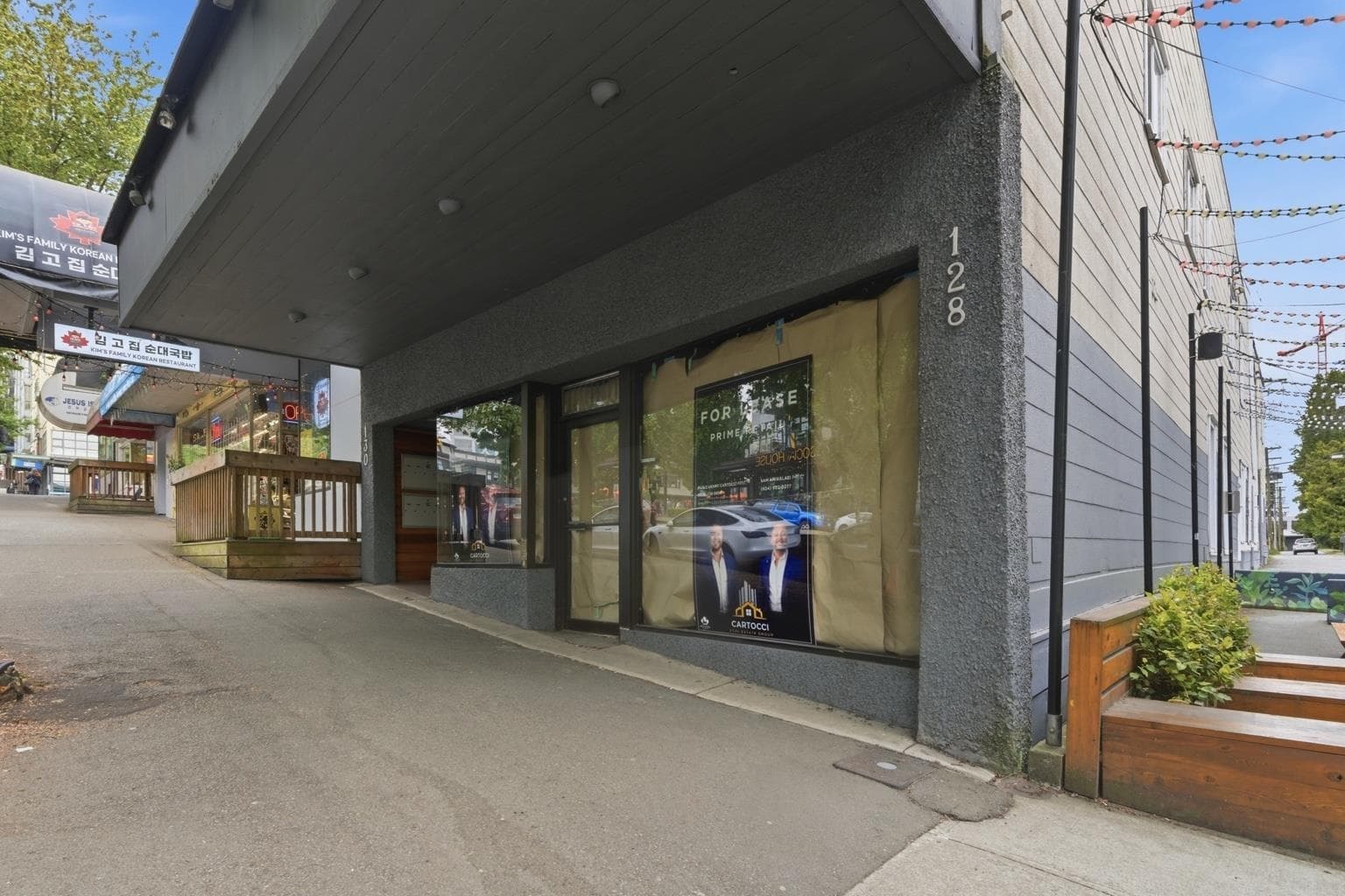 128 LONSDALE AVENUE — photo 1