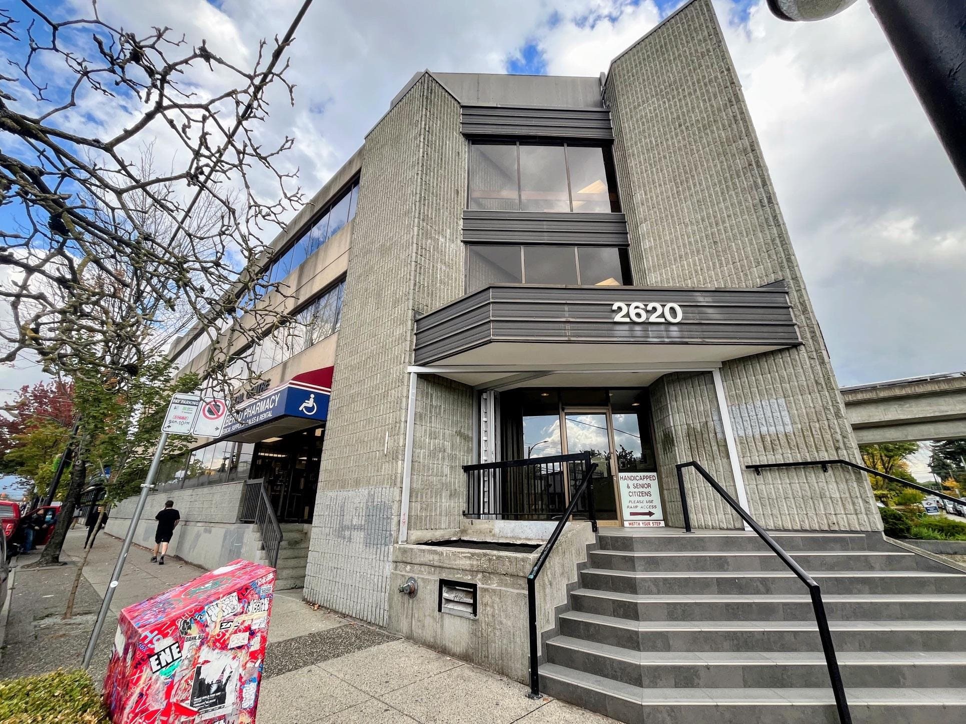 102 2620 COMMERCIAL DRIVE — photo 2