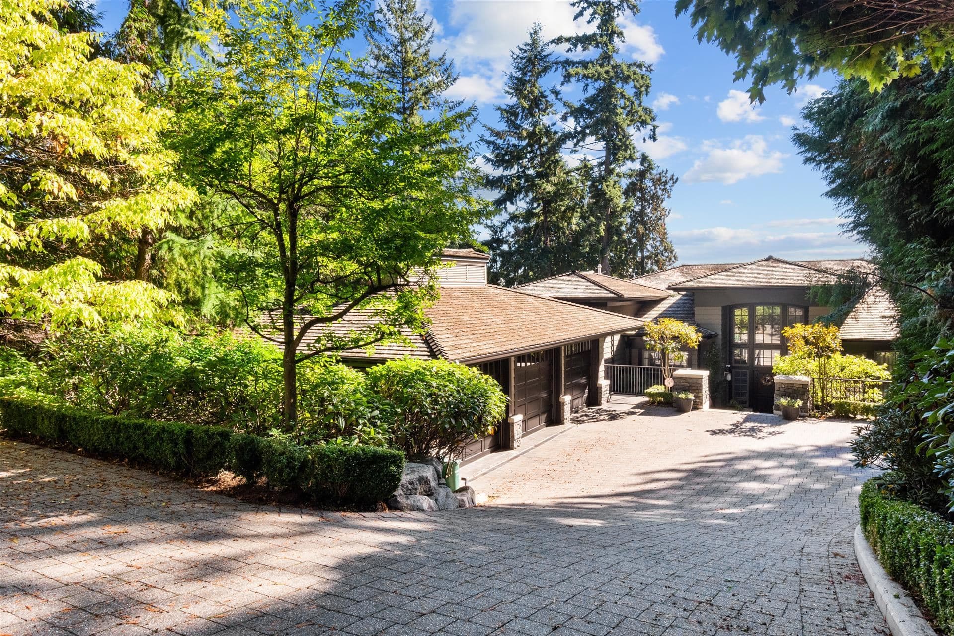 4668 Clovelly Walk, West Vancouver, V7W 1H5 — photo 1