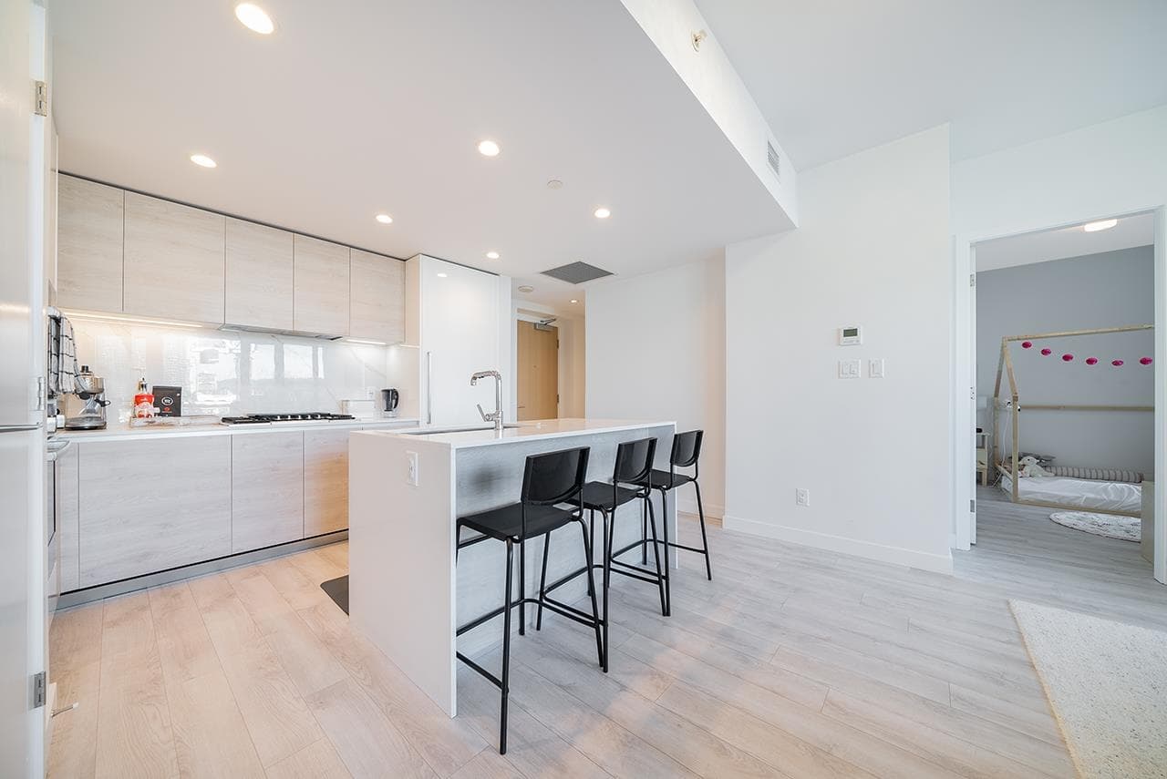 305 - 2085 Skyline Court, Burnaby, V6V 1E1 — photo 4