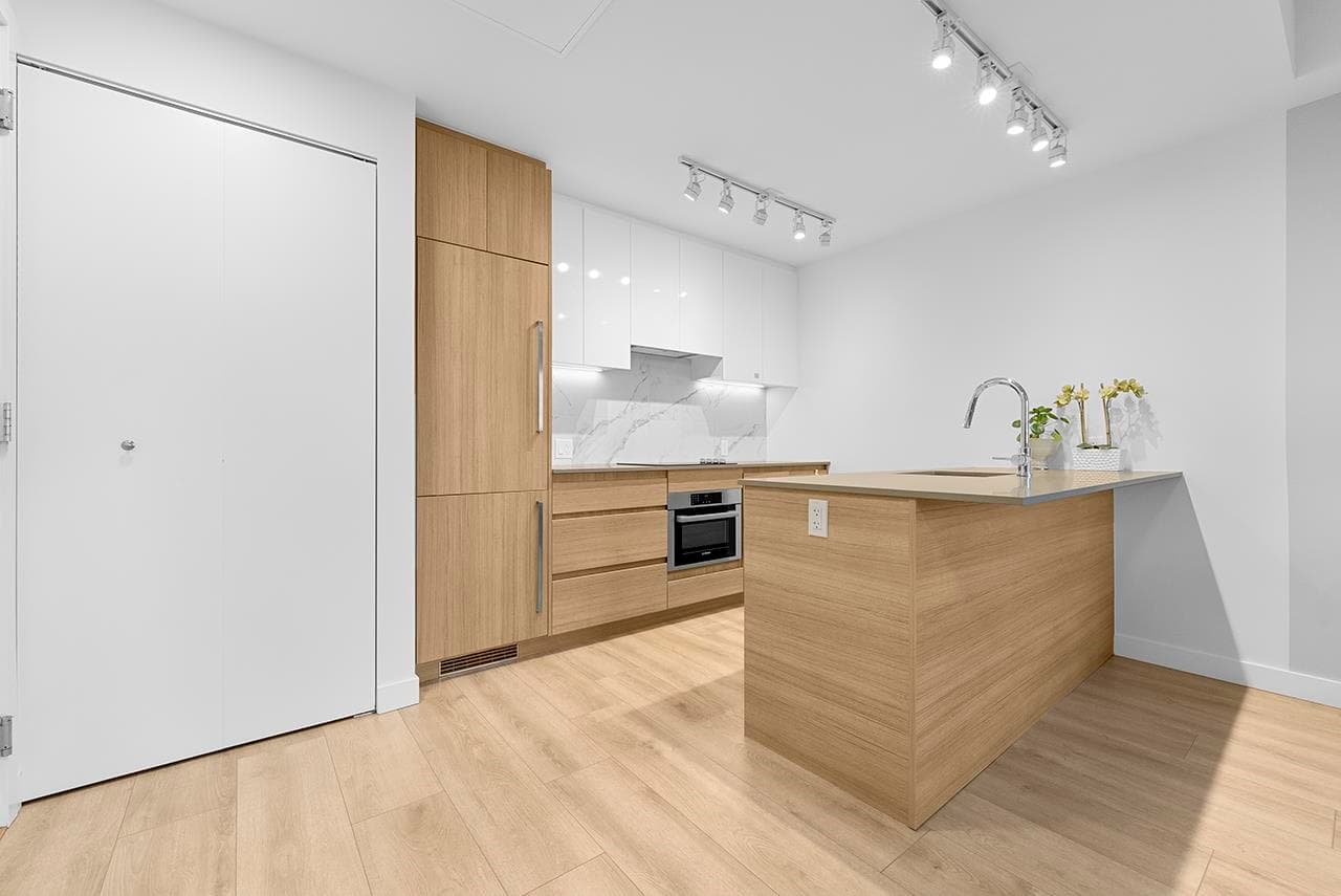 805 - 10626 City Parkway, Surrey, V3T 0S3 — photo 5