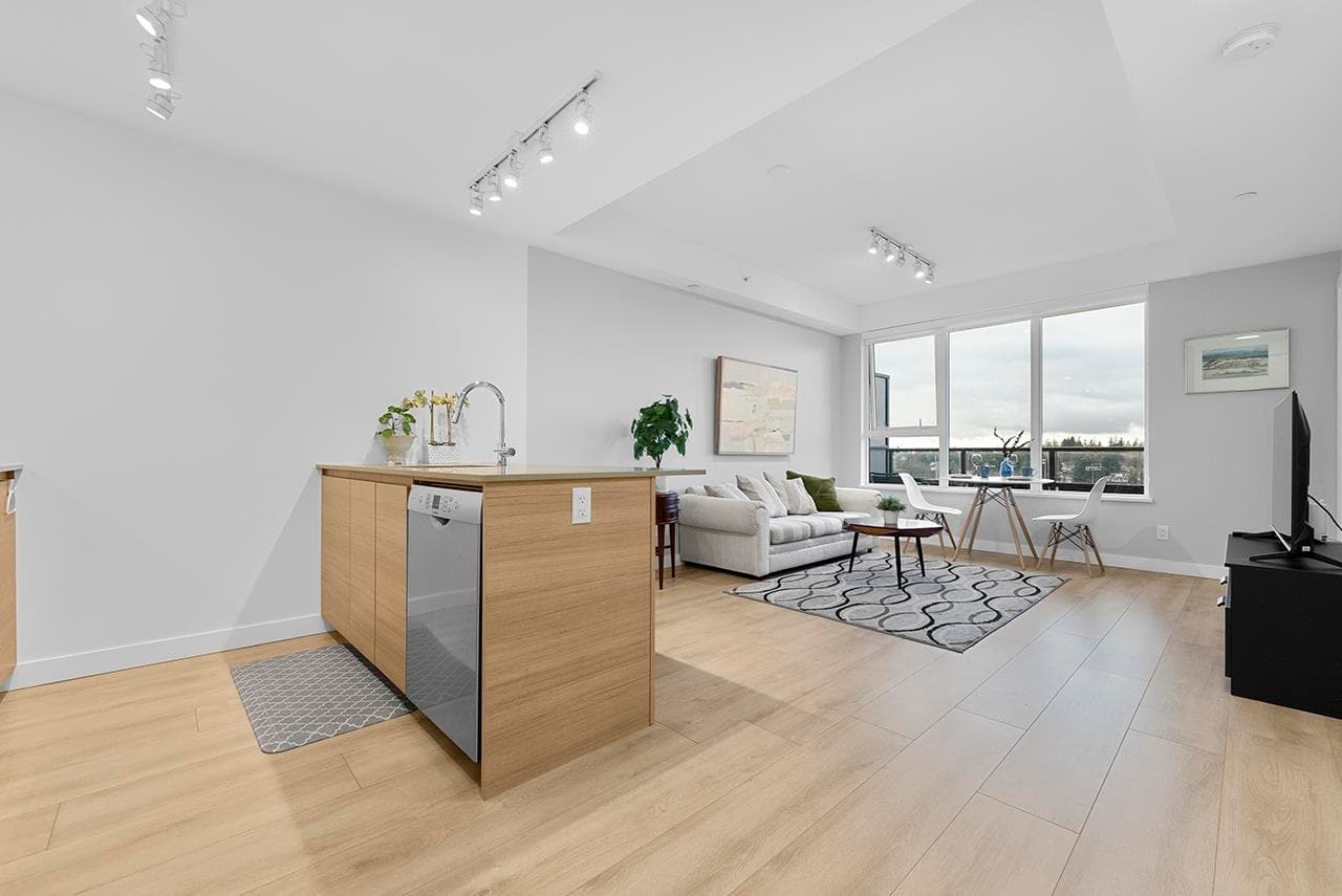 805 - 10626 City Parkway, Surrey, V3T 0S3 — photo 4