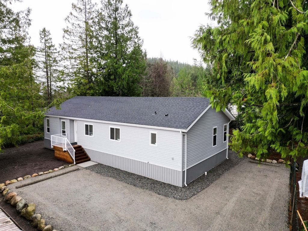 11 - 1416 North Road, Gibsons, V0N 1V1 — photo 1