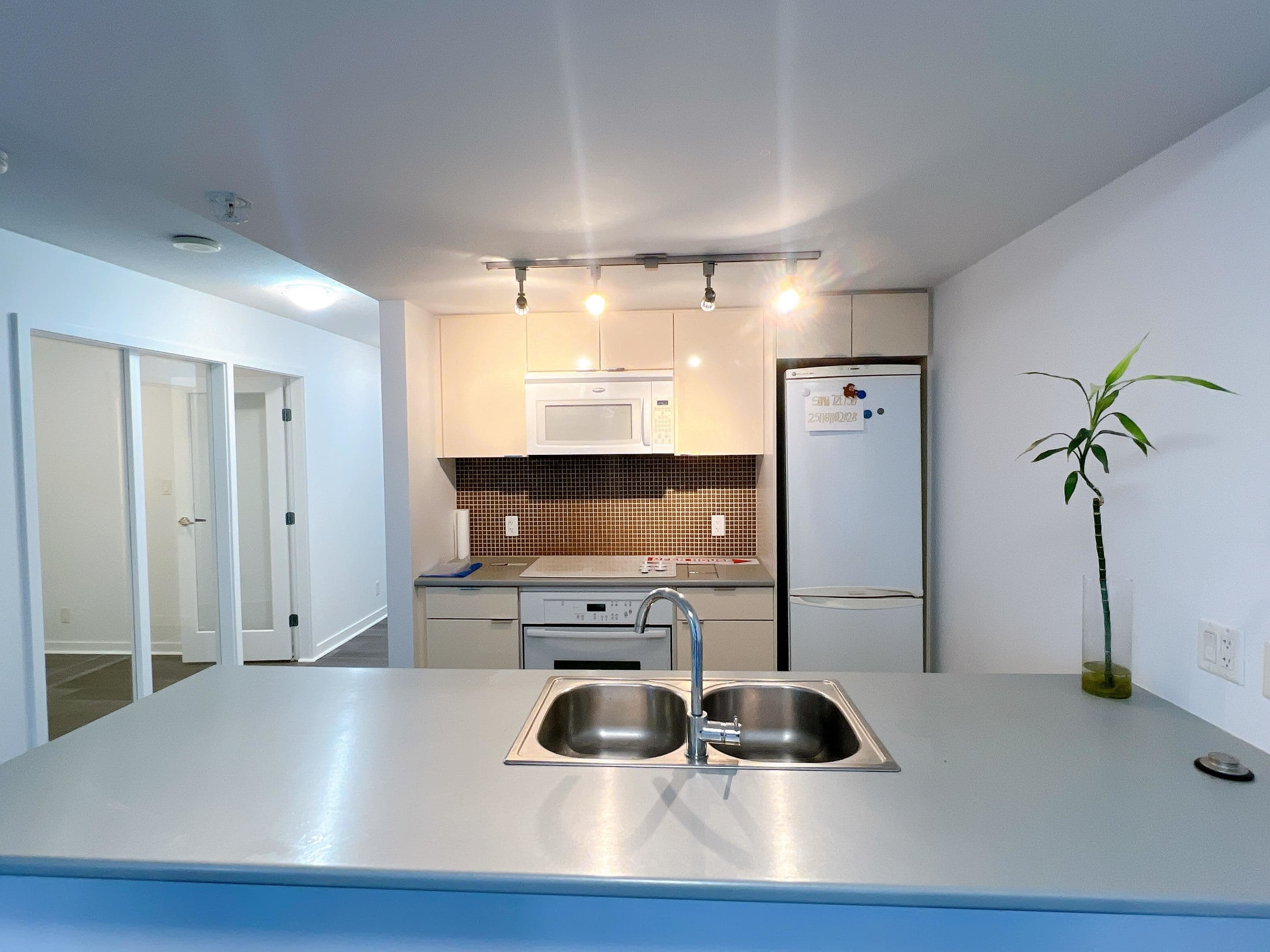 705 - 233 Robson Street, Vancouver, V6B 0E8 — photo 2