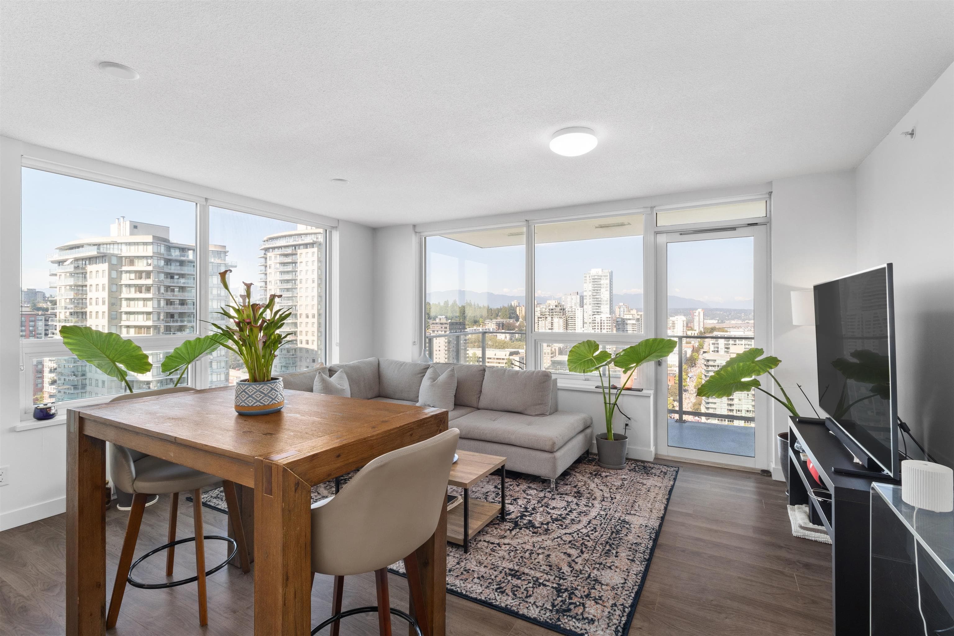 2711 - 908 Quayside Drive, New Westminster, V3M 0L4 — photo 2