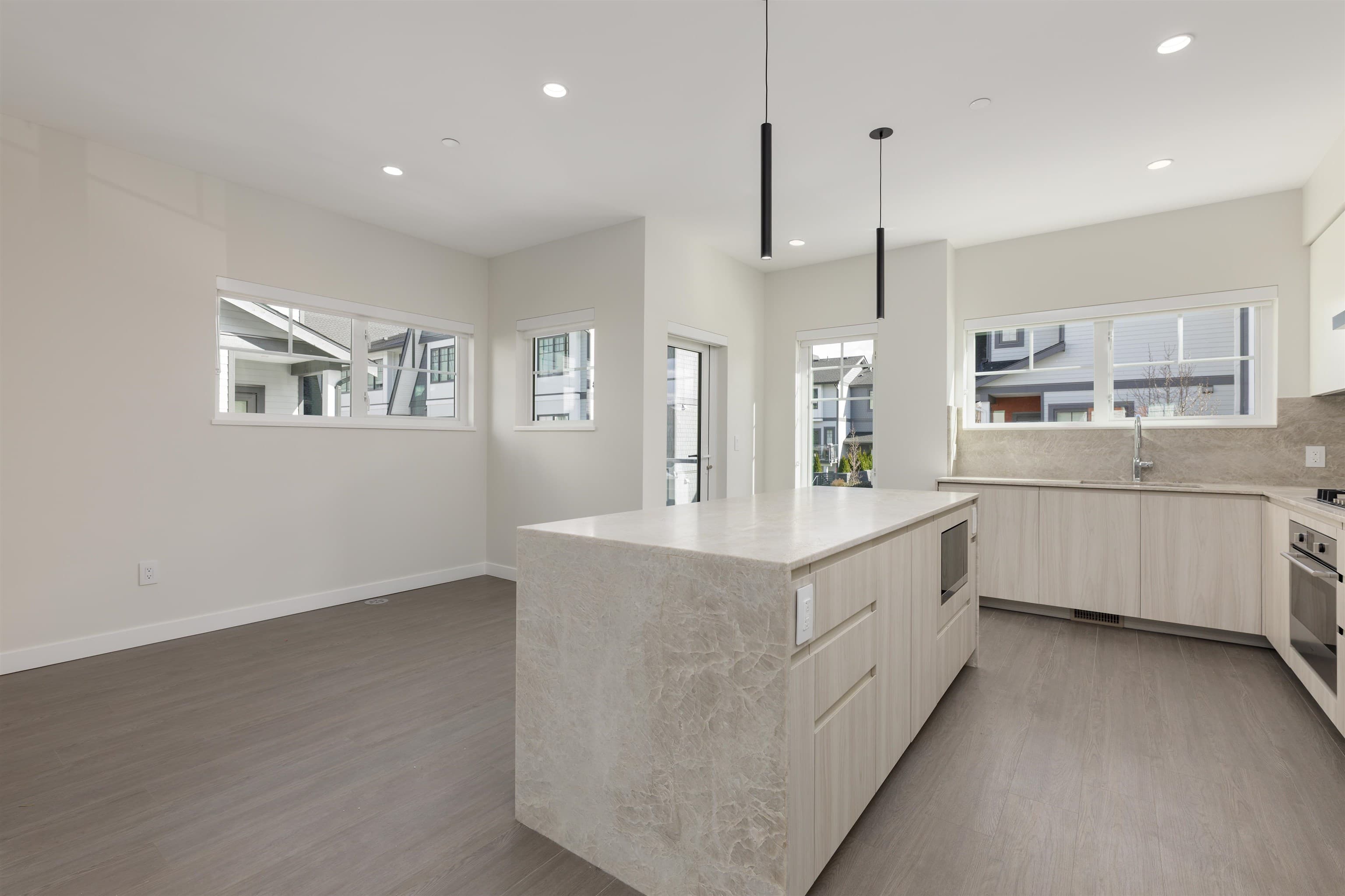 100 - 19451 Sutton Avenue, Pitt Meadows, V3Y 0G6 — photo 2