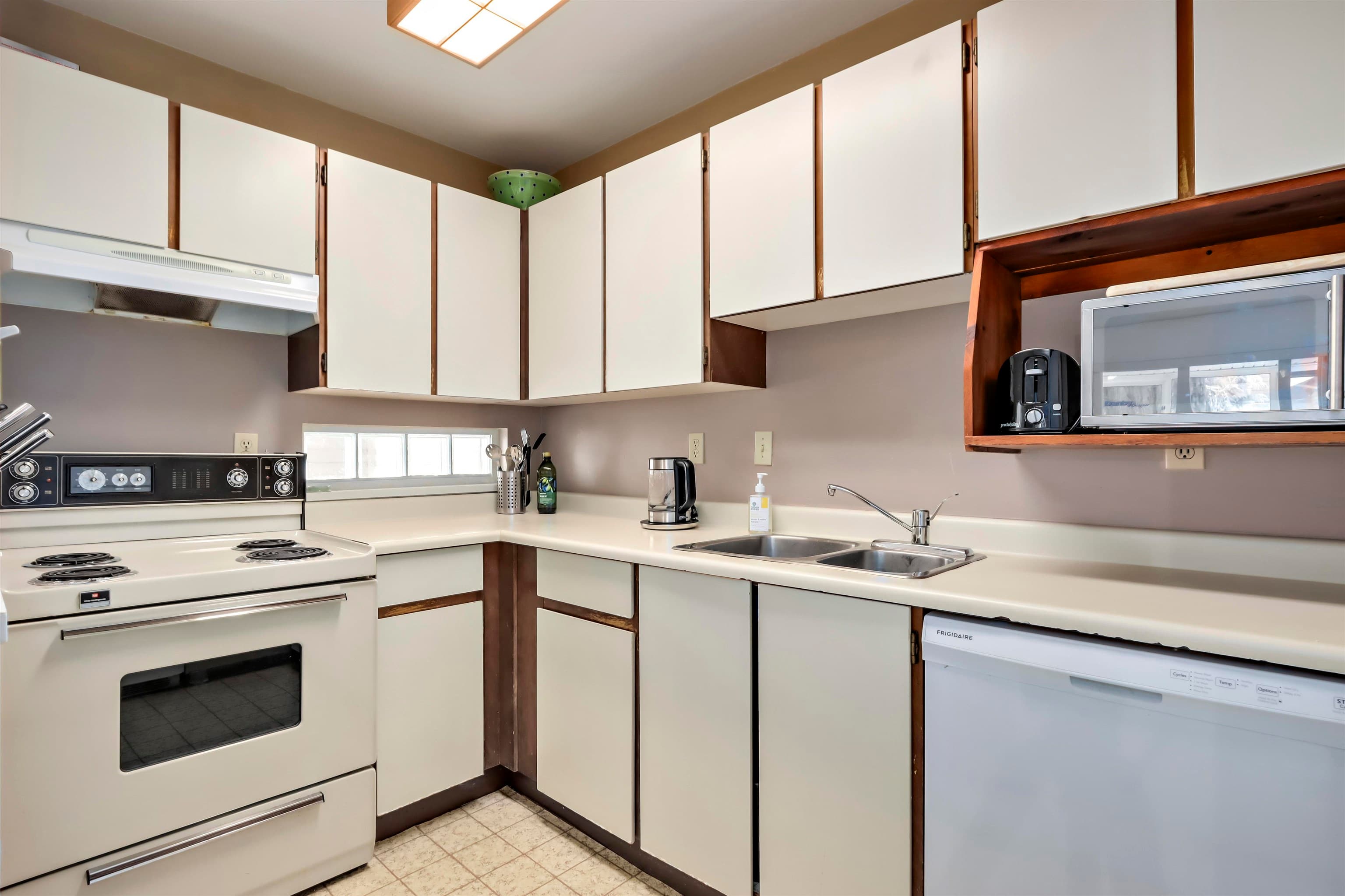 8 - 3250 W 4th Avenue, Vancouver, V6K 1R9 — photo 2