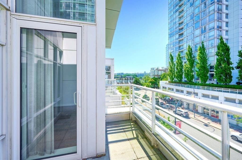 TH E - 1199 Marinaside Crescent, Vancouver, V6Z 2Y2 — photo 2