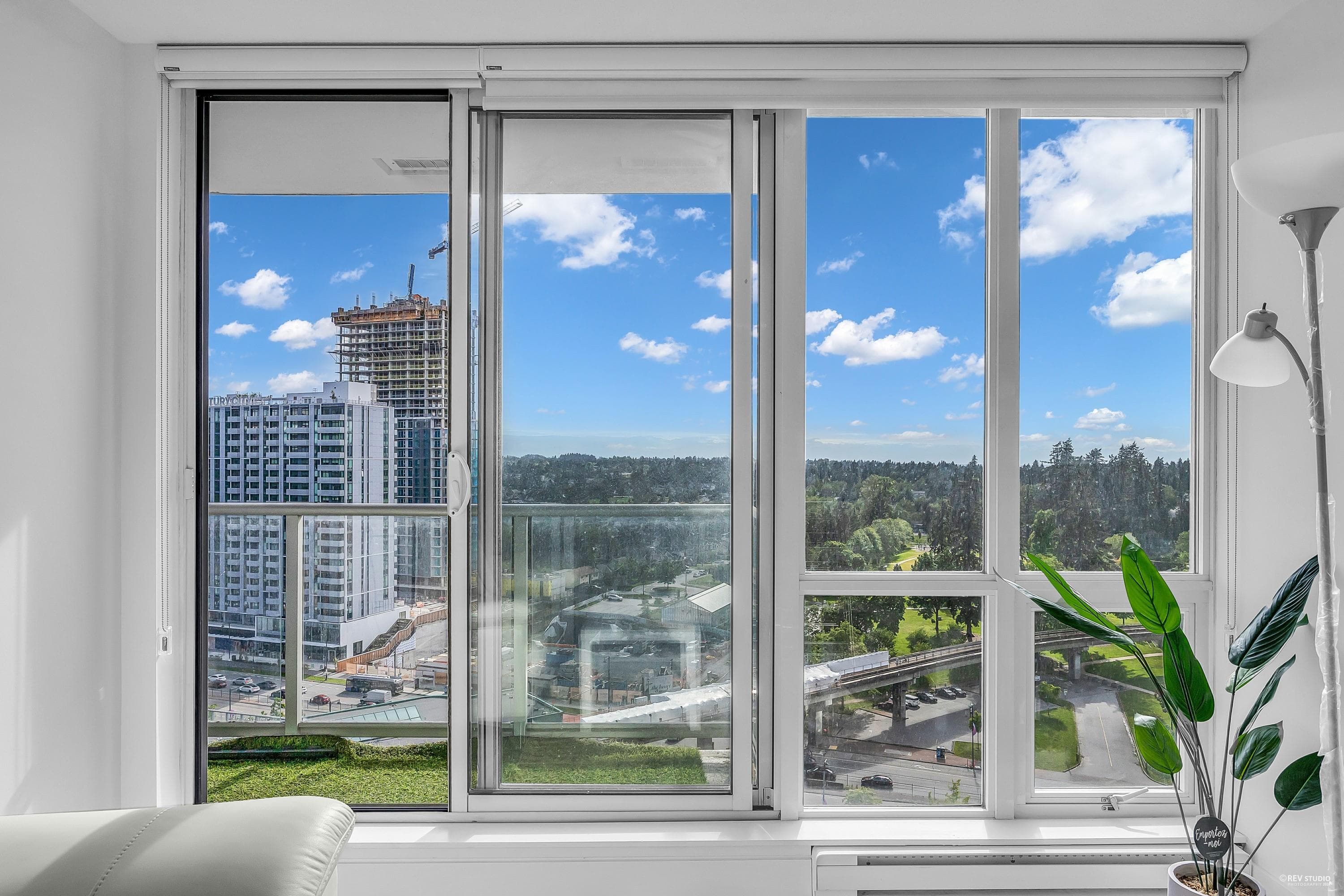 1808 - 9981 Whalley Boulevard, Surrey, V3G 0T6 — photo 4