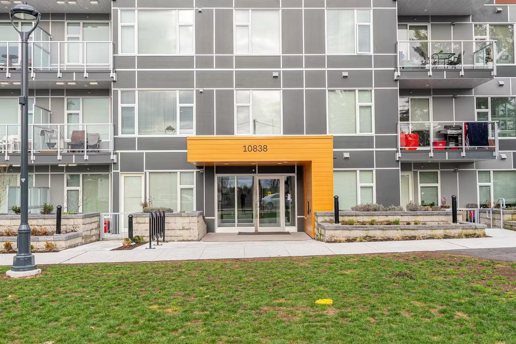 409 - 10838 Whalley Boulevard, Surrey, V3R 0G8 — photo 4