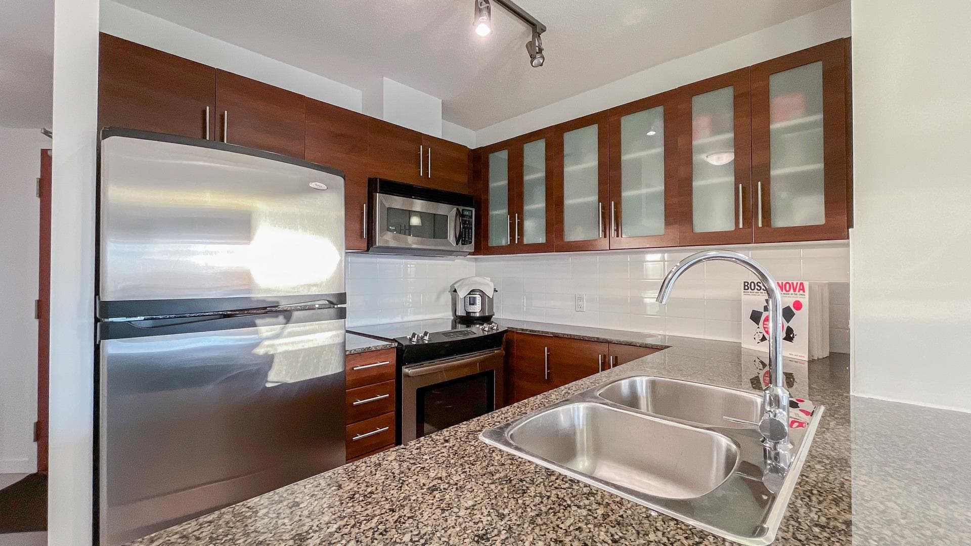 1208 - 833 Agnes Street, New Westminster, V3M 0B1 — photo 3