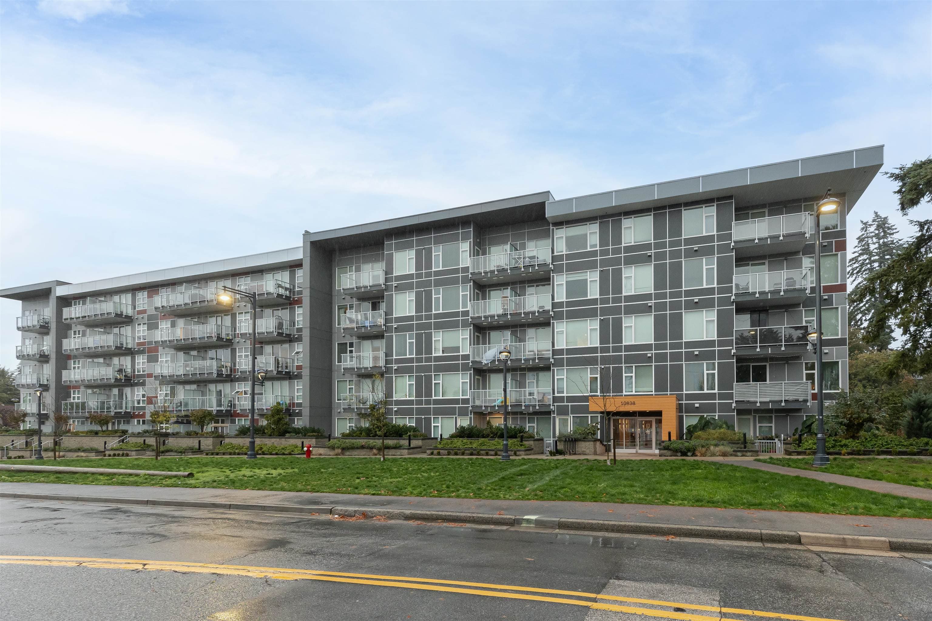 406 - 10838 Whalley Boulevard, Surrey, V3R 0G8 — photo 2