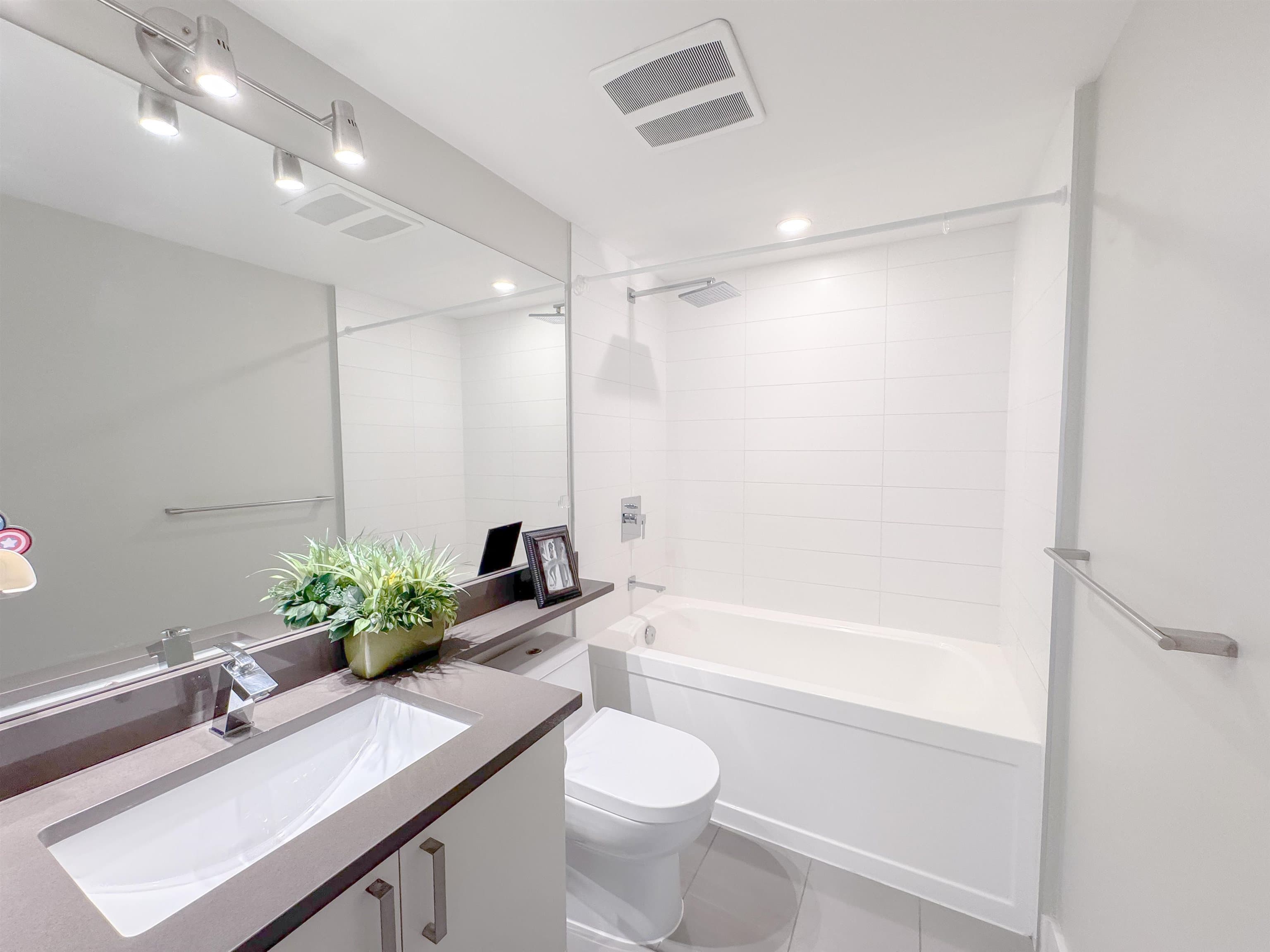 1002 - 7117 Elmbridge Way, Richmond, V6X 0J2 — photo 5