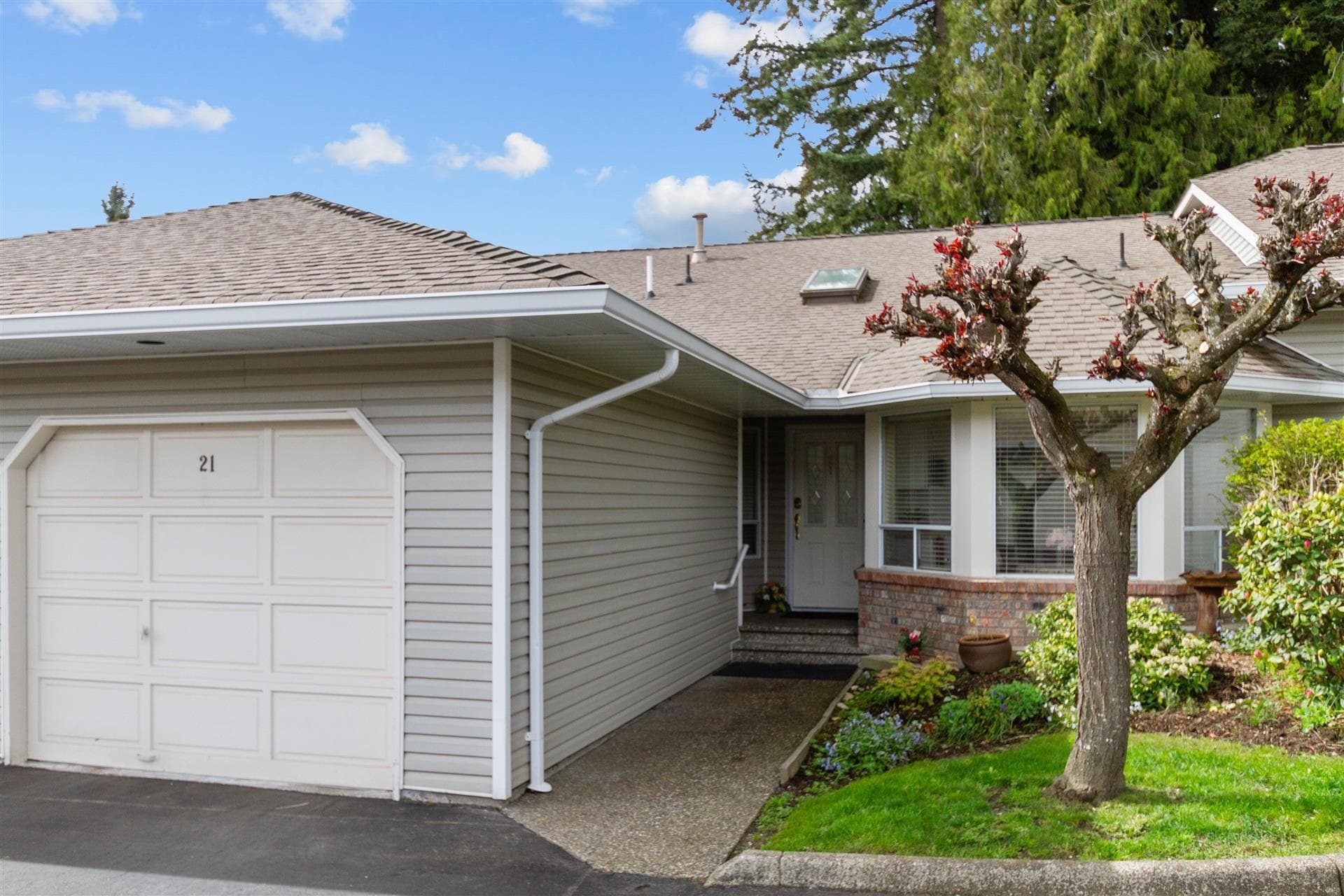 21 - 32615 Murray Avenue, Abbotsford, V2T 4T8 — photo 1