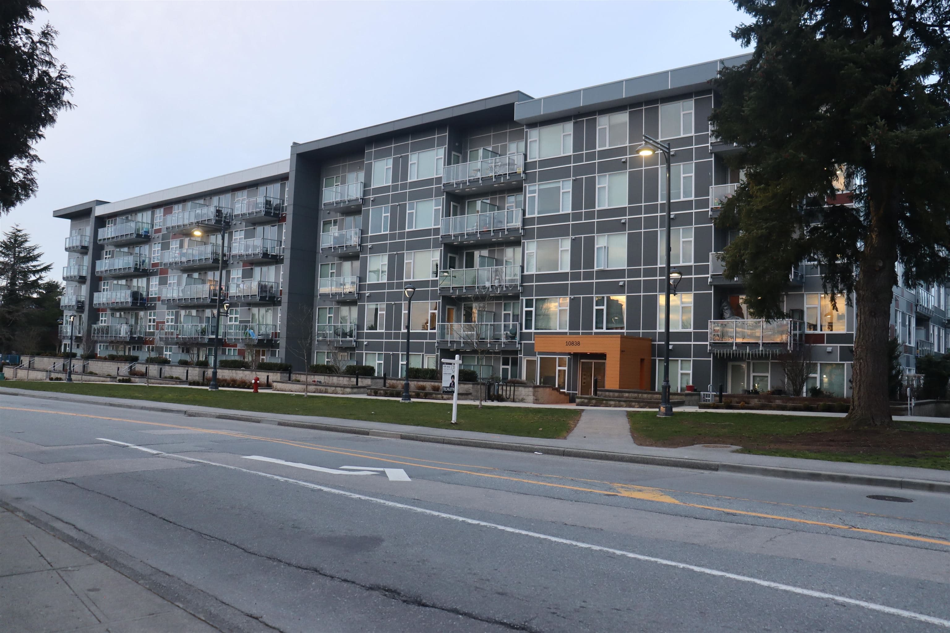 207 - 10838 Whalley Boulevard, Surrey, V3R 0G8 — photo 2