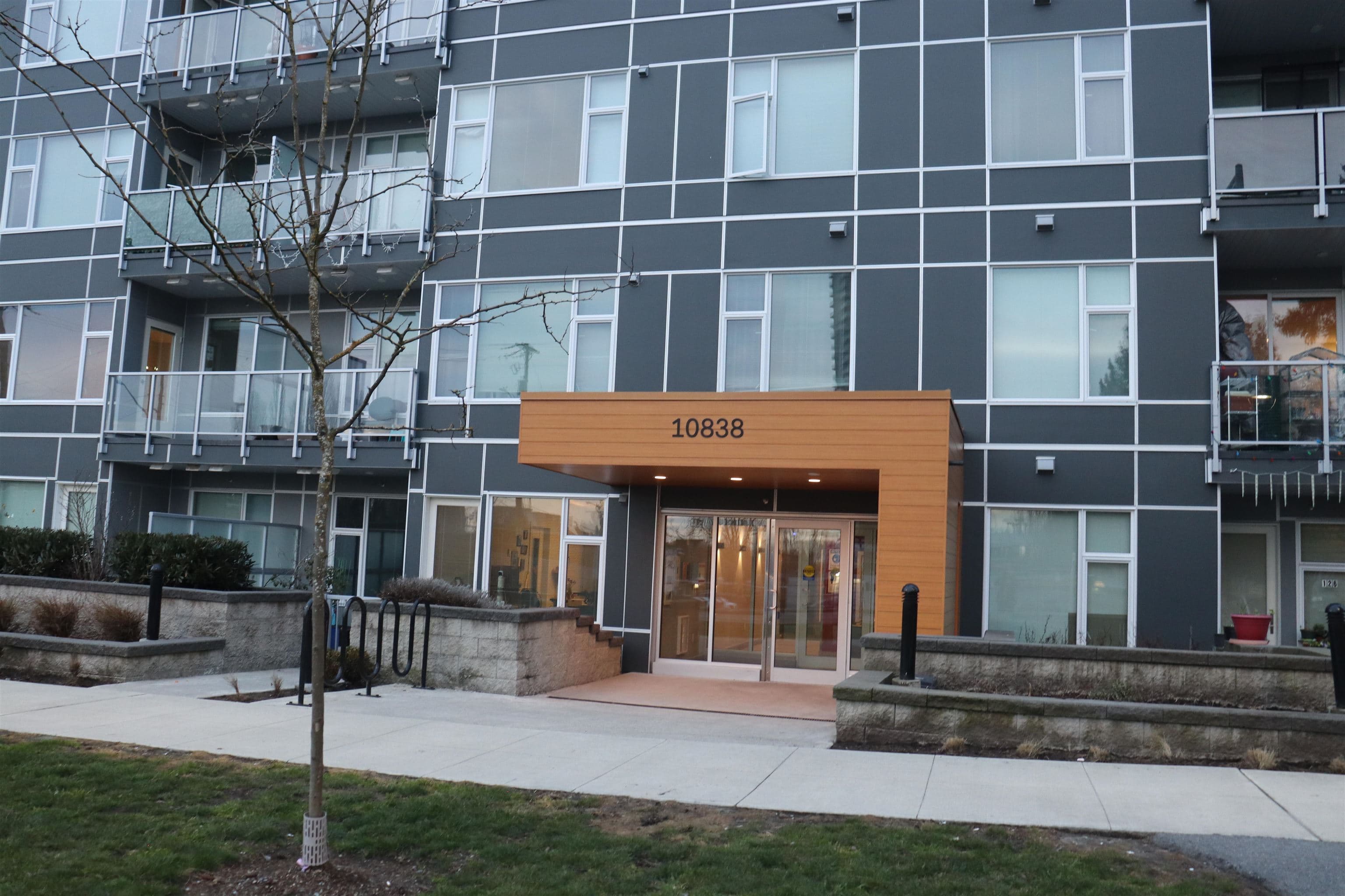 207 - 10838 Whalley Boulevard, Surrey, V3R 0G8 — photo 1