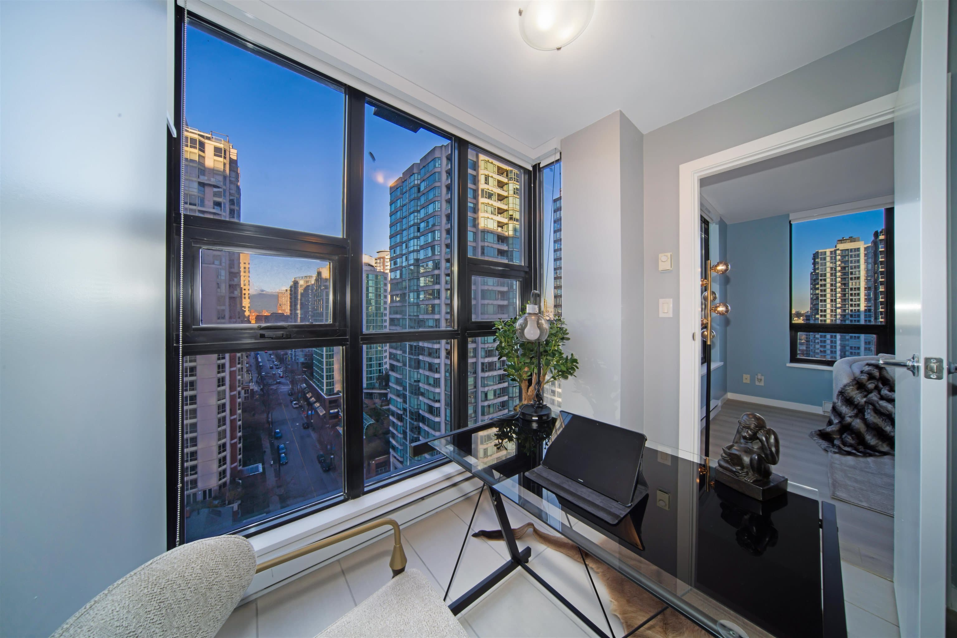 1802 - 909 Mainland Street, Vancouver, V6B 1S3 — photo 5