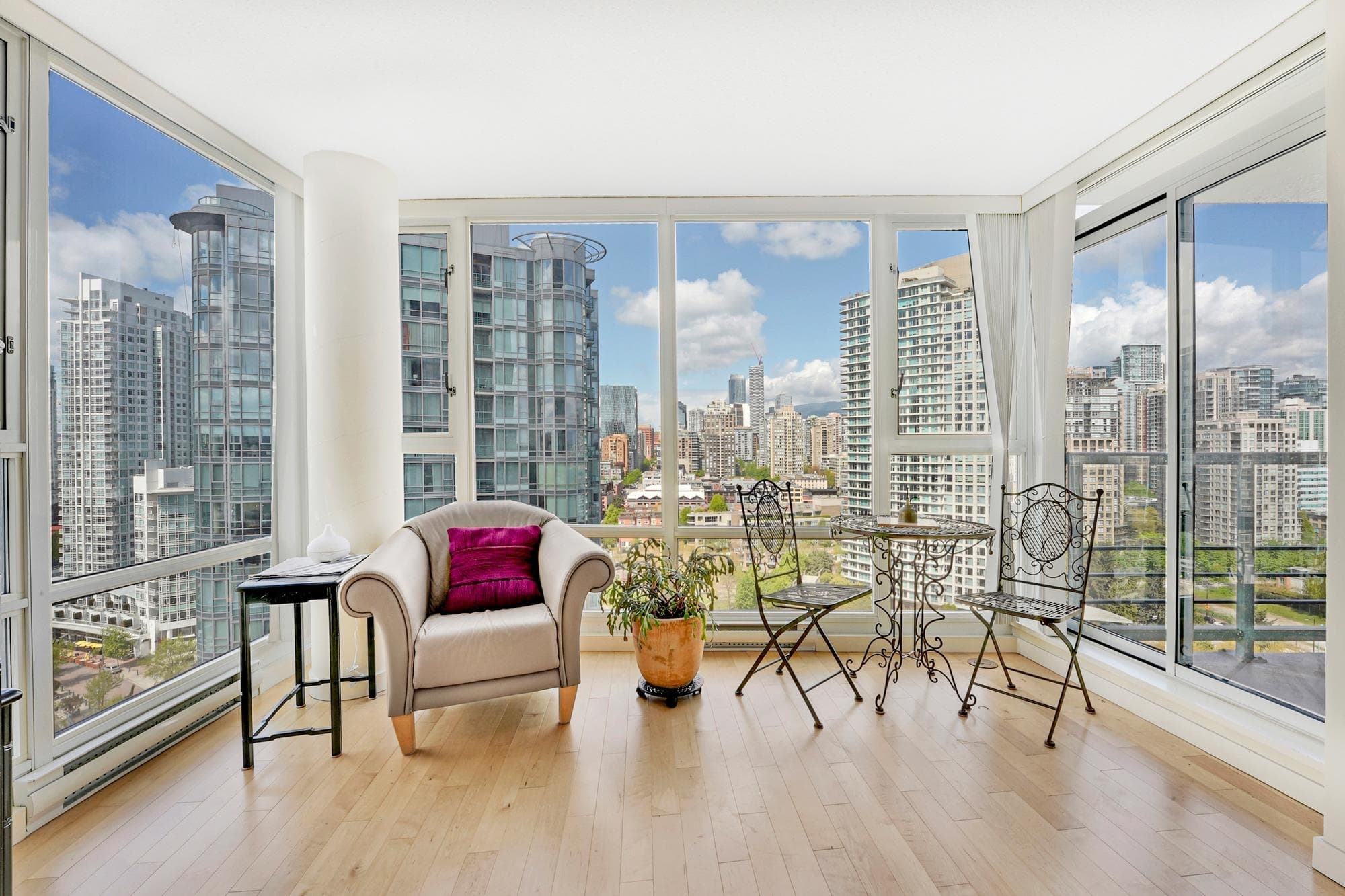 2208 - 1033 Marinaside Crescent, Vancouver, V6Z 3A3 — photo 2