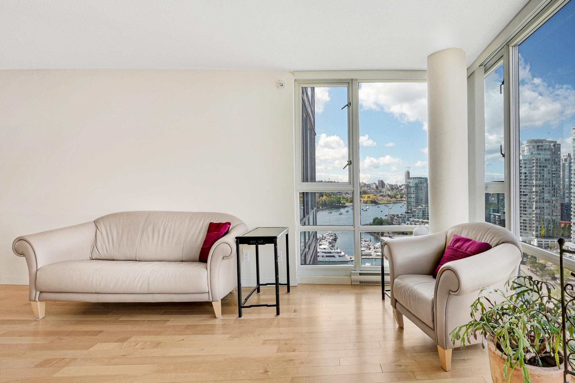2208 - 1033 Marinaside Crescent, Vancouver, V6Z 3A3 — photo 3