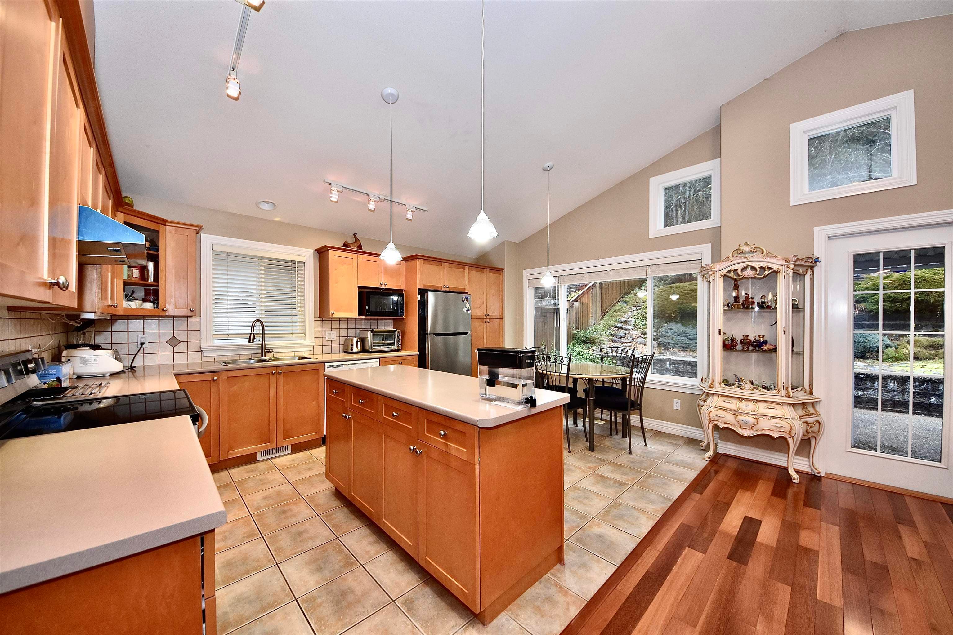 3035 Maplewood Court, Coquitlam, V3E 3P3 — photo 5