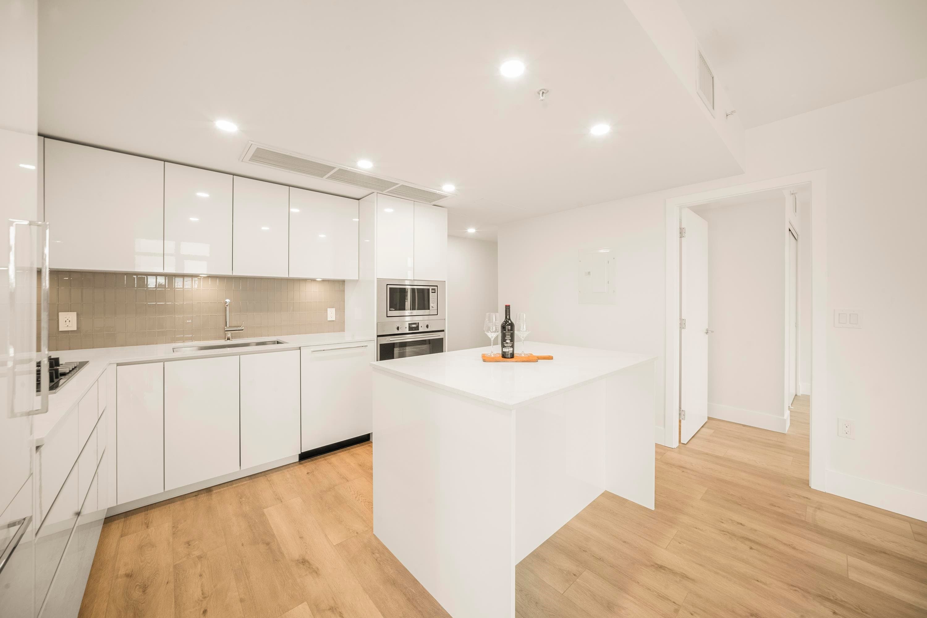 404 - 10428 Whalley Boulevard, Surrey, V3T 1W6 — photo 4