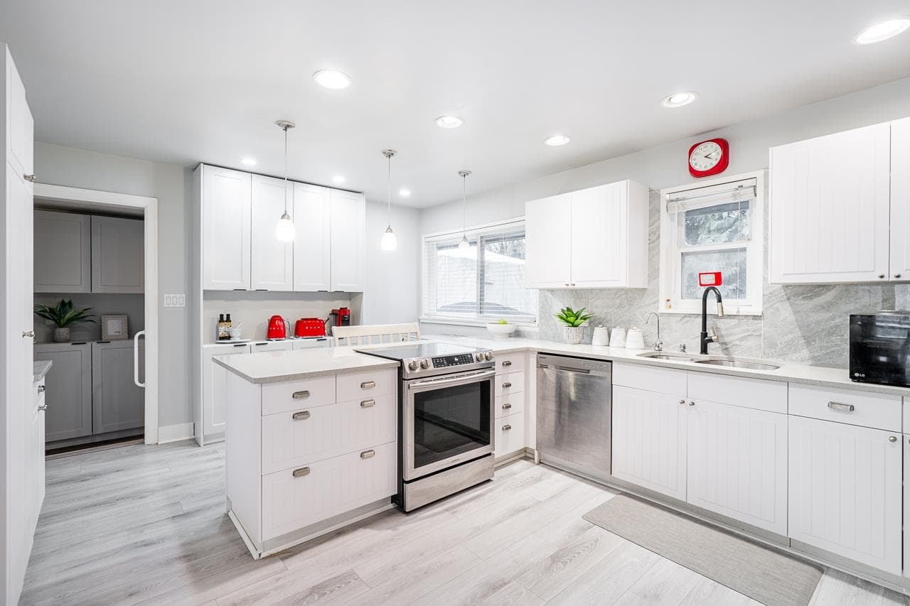 1050 Como Lake Avenue, Coquitlam, V3J 3N8 — photo 2