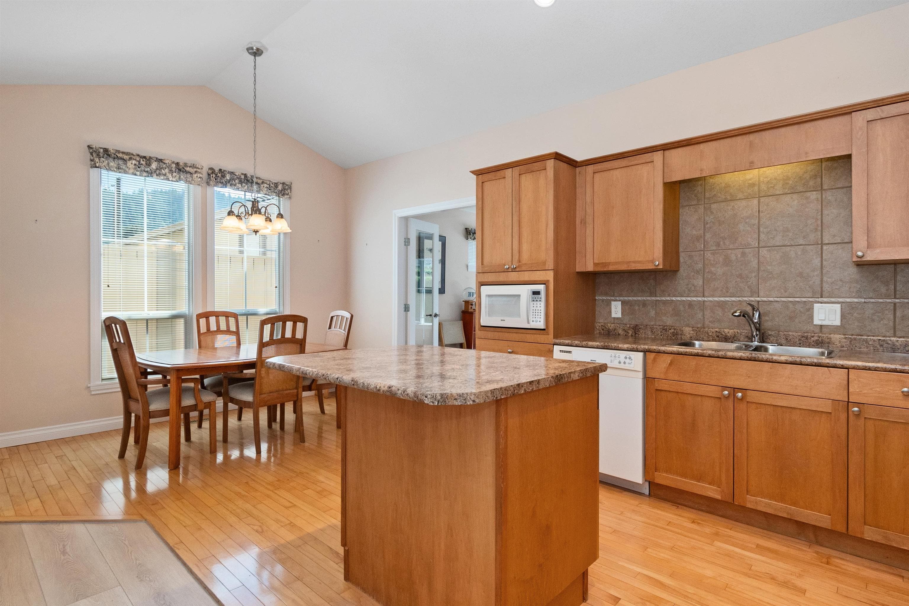3 - 648 Coquihalla Street, Hope, V0X 1L0 — photo 2