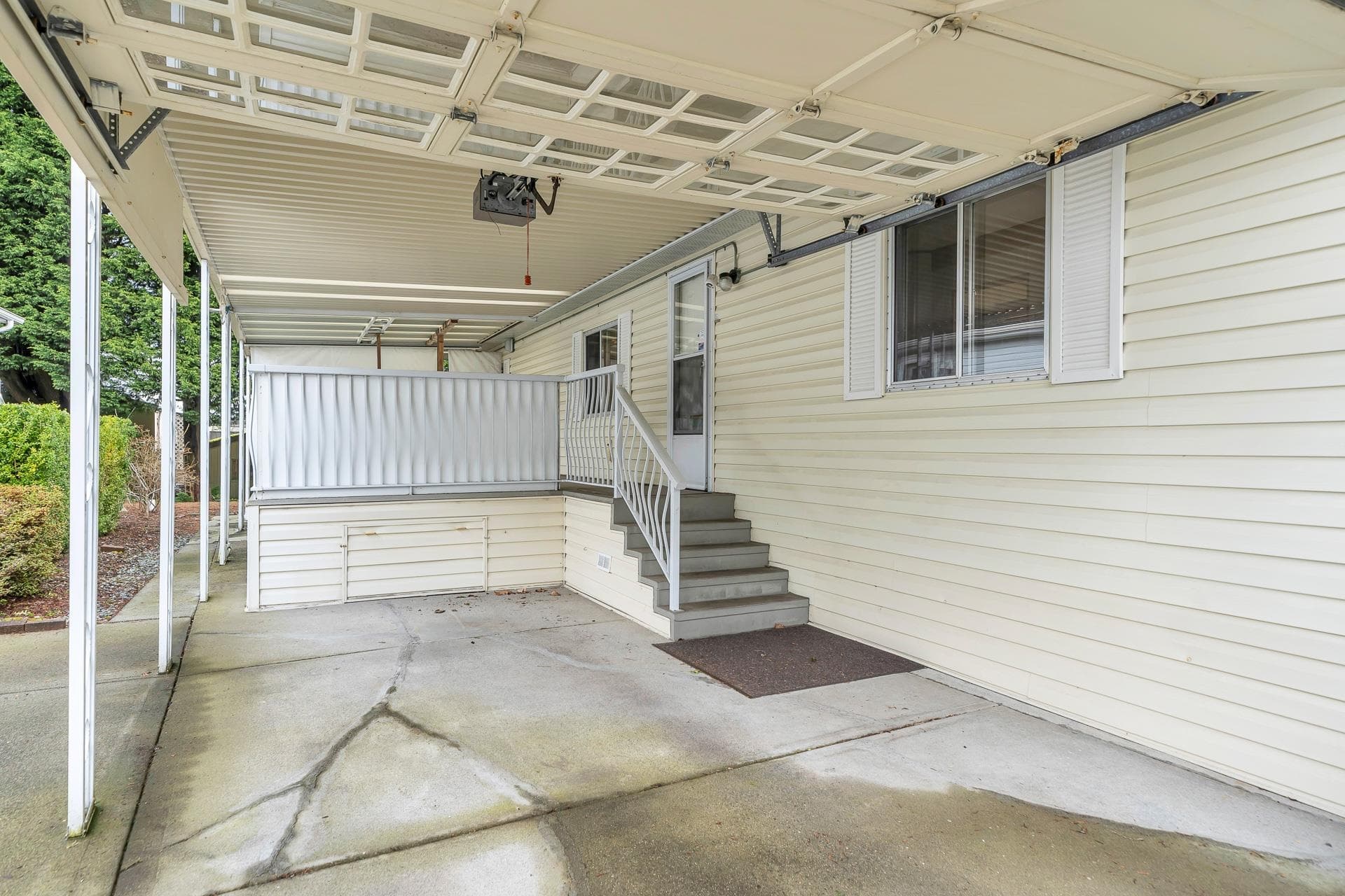 105 - 2062 King George Boulevard, Surrey, V4A 5A2 — photo 3