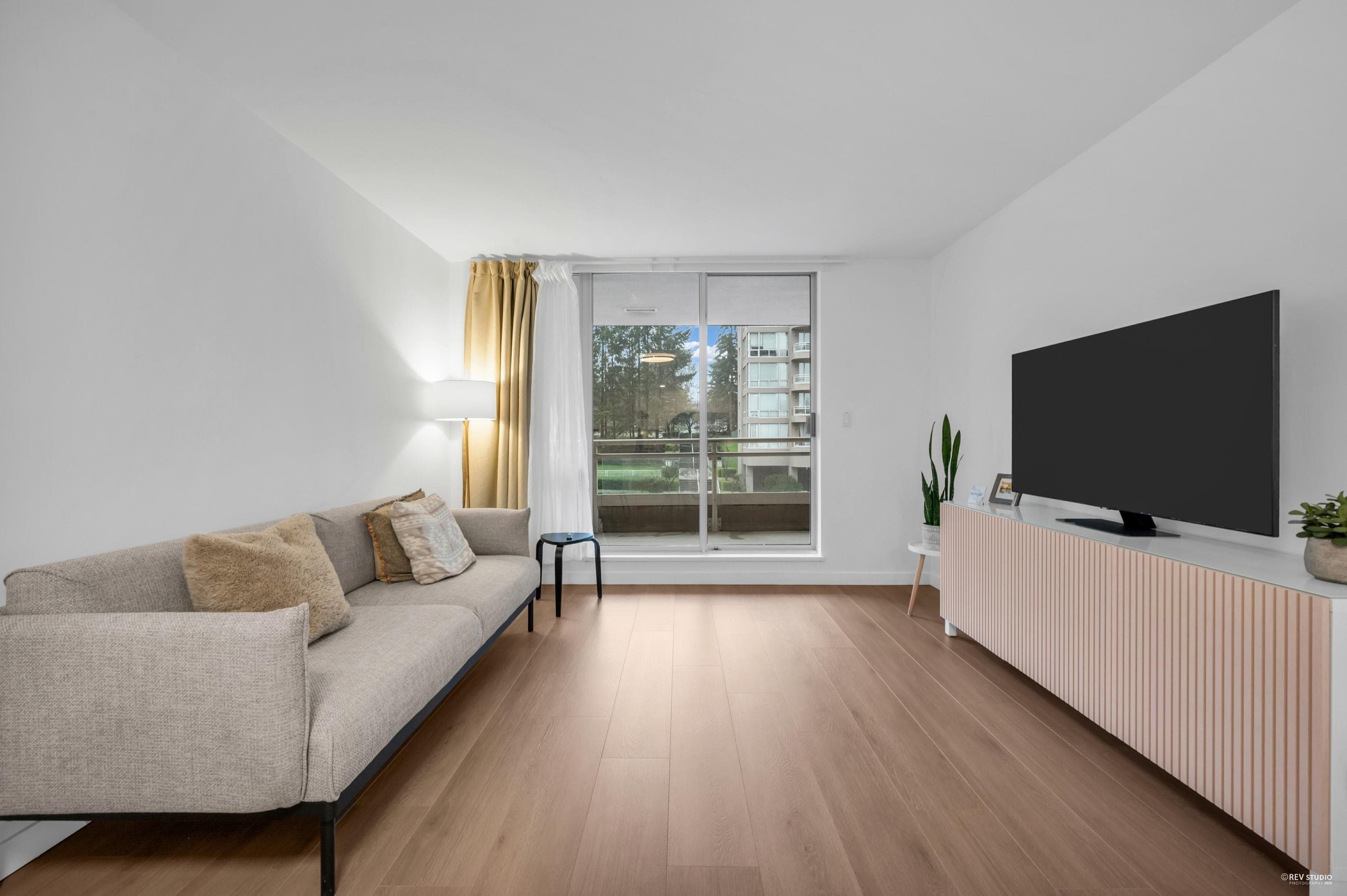 201 - 9623 Manchester Drive, Burnaby, V3N 4Y8 — photo 1
