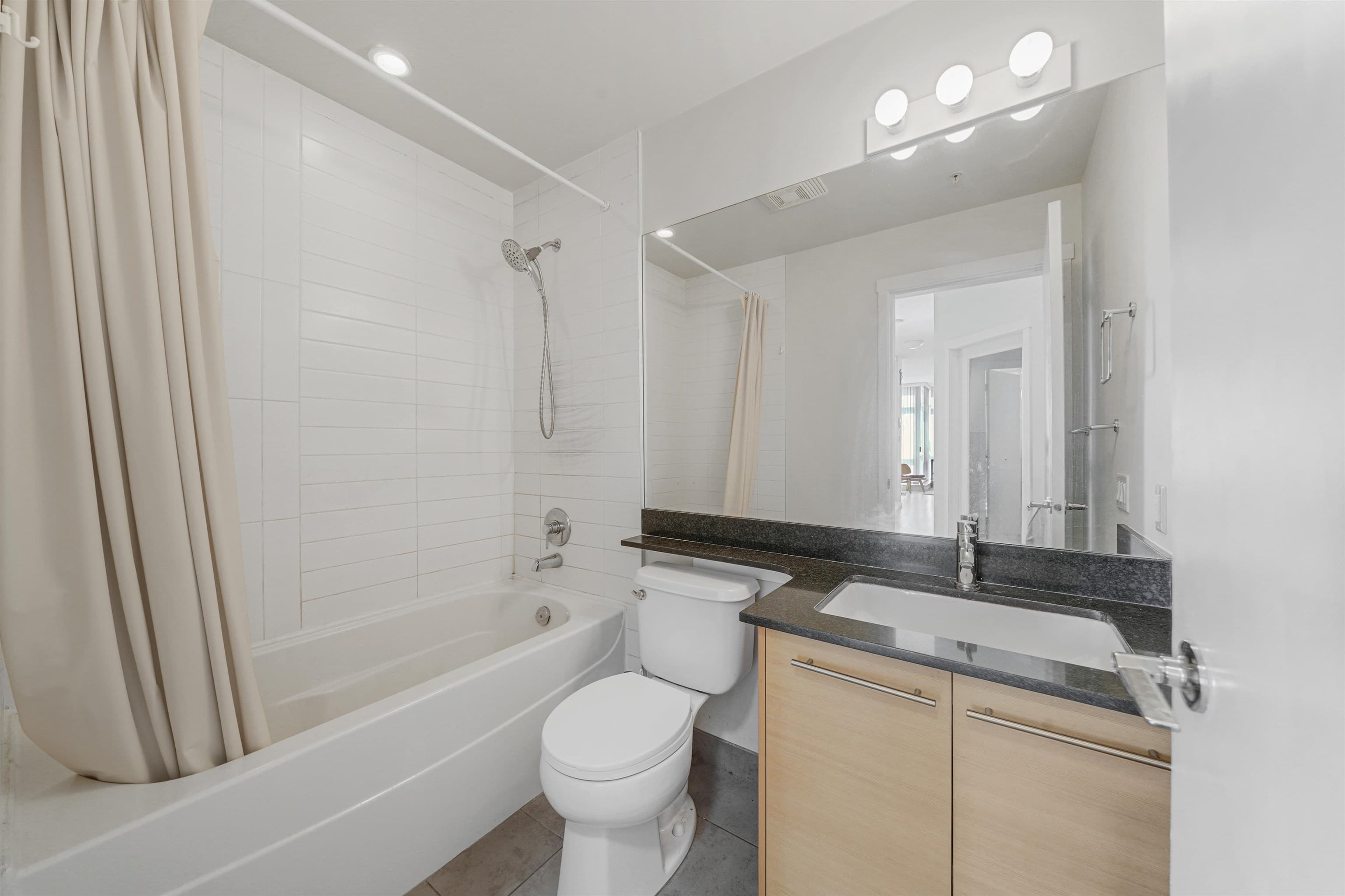 1404 - 13399 104 Avenue, Surrey, V3T 0C9 — photo 4