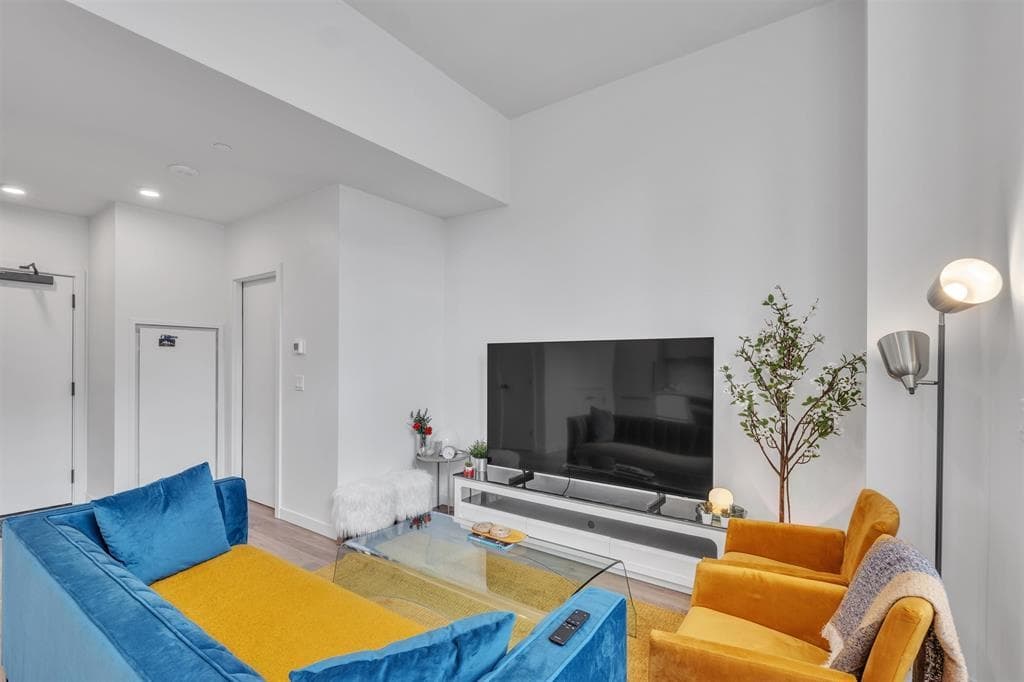 TH6 - 10448 University Drive, Surrey, V3T 0S7 — photo 2