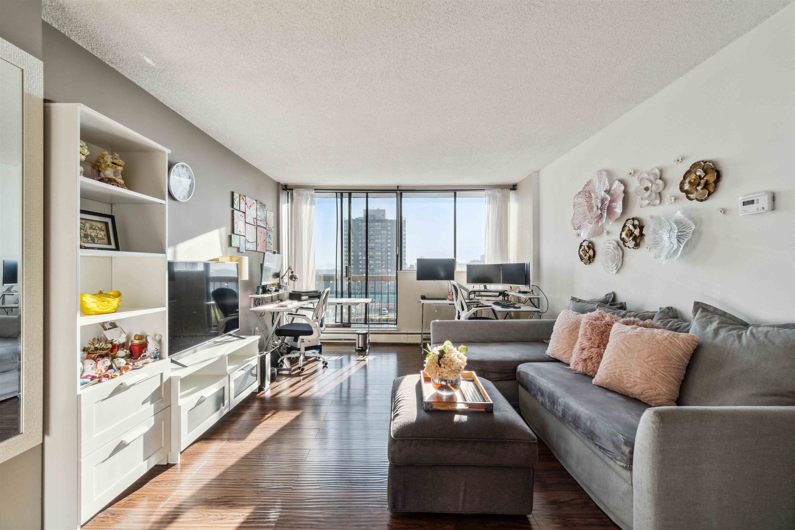 1005 - 620 Seventh Avenue, New Westminster, V3M 5T6 — photo 2