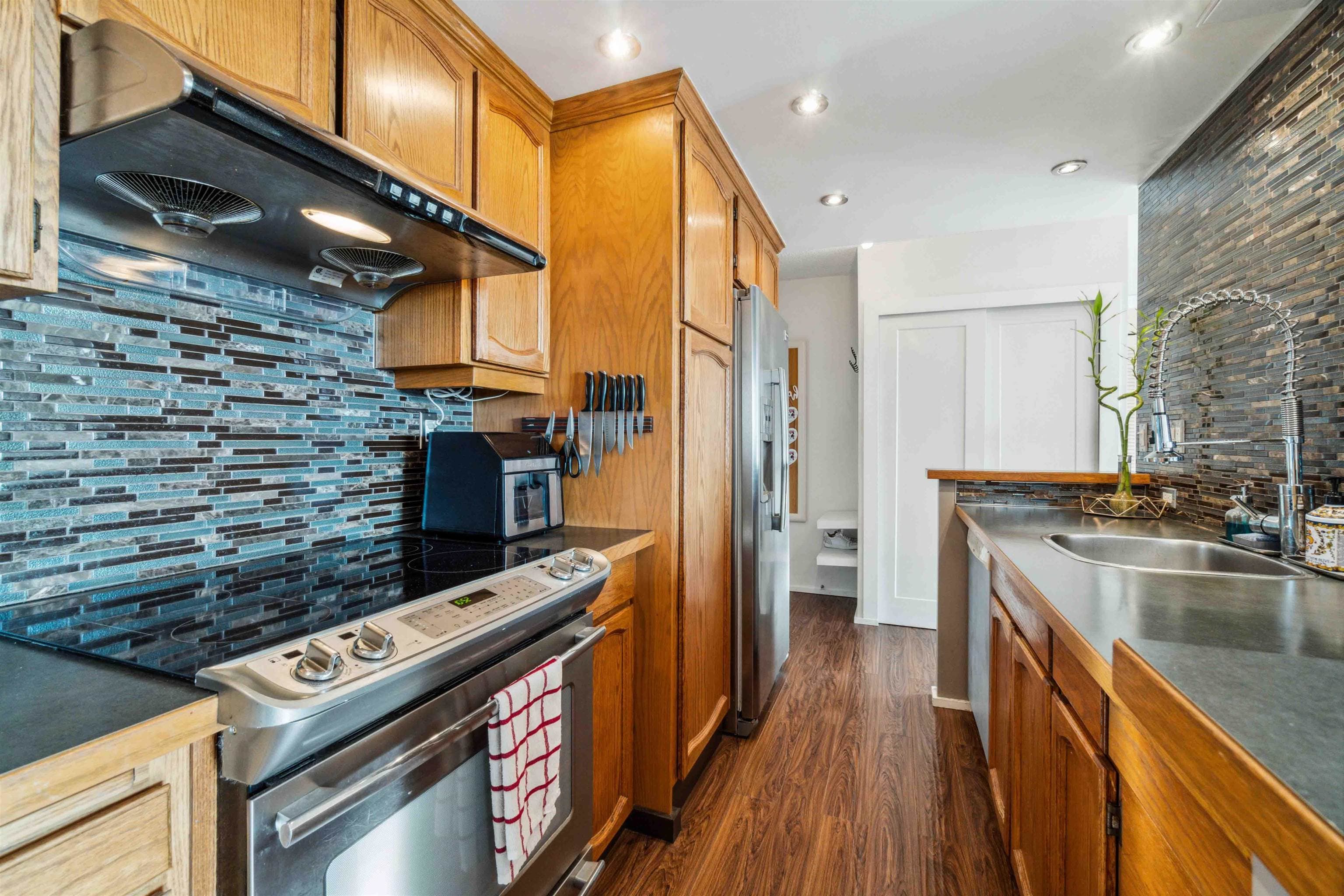 1005 - 620 Seventh Avenue, New Westminster, V3M 5T6 — photo 4