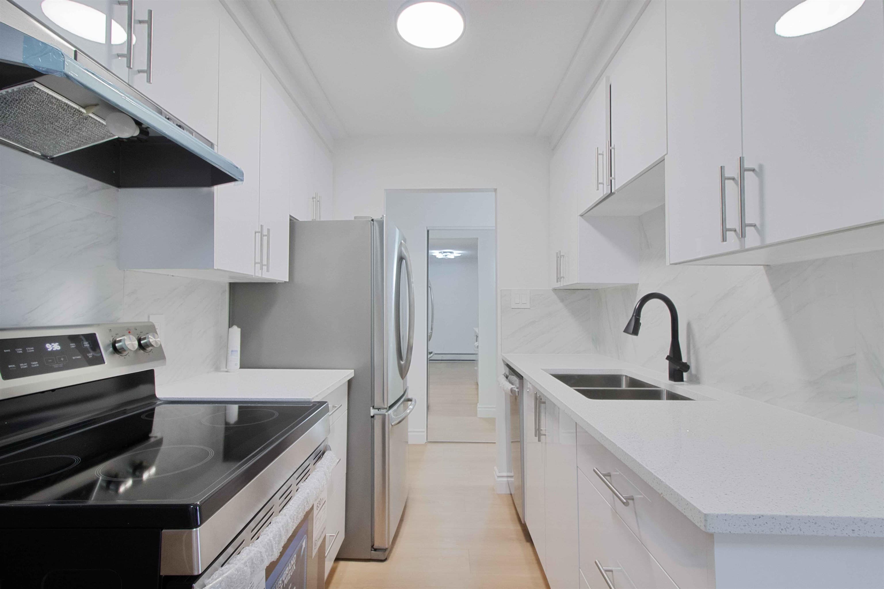 205 - 1331 Fir Street, White Rock, V4B 4B3 — photo 3