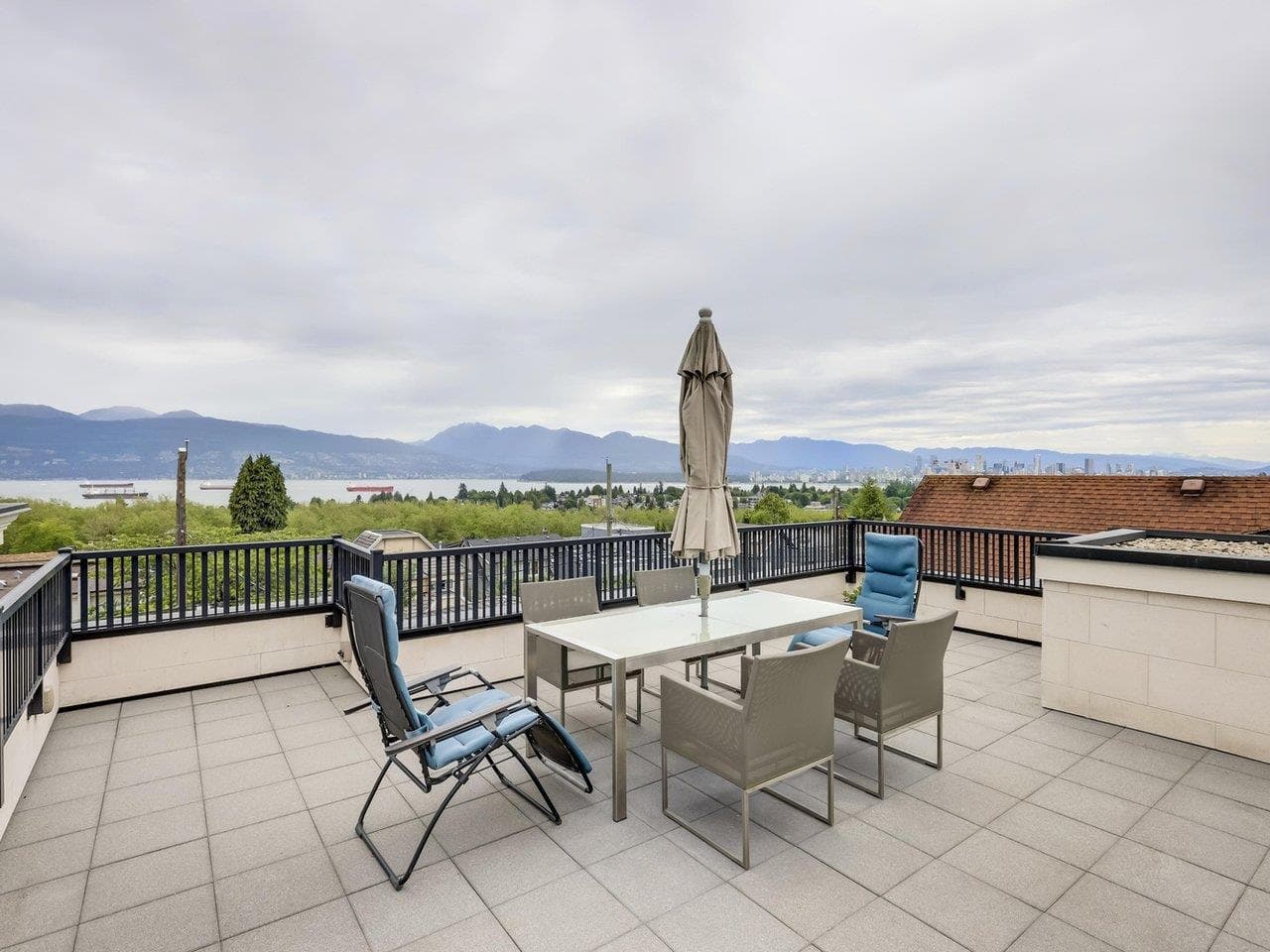 3963 W 11th Avenue, Vancouver, V6R 2L1 — photo 2