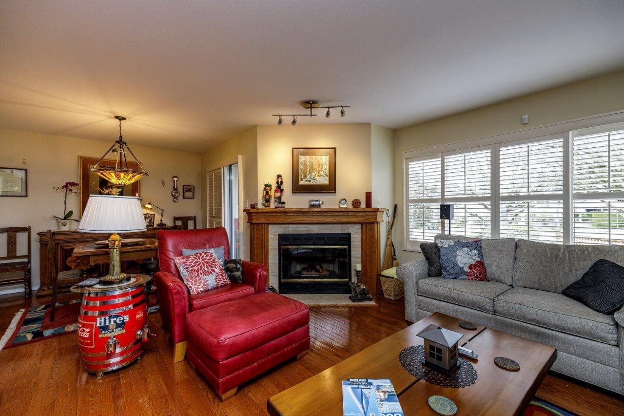2 - 261 W 16th Street, North Vancouver, V7M 1T7 — photo 4