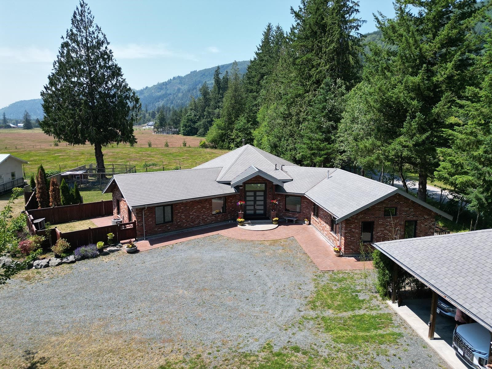 1185 Columbia Valley Road, Columbia Valley